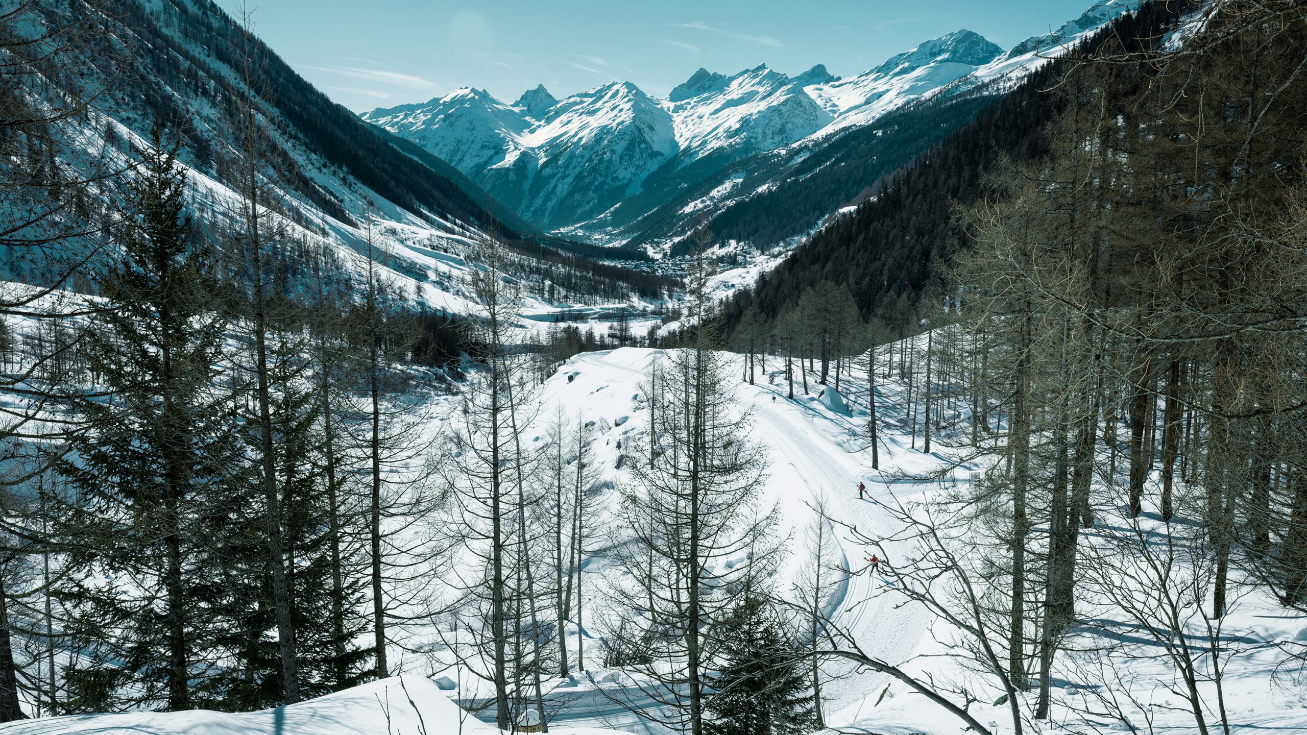 Wunderschöner Blick auf das winterlich verschneite Lötschental, Wallis, Schweiz