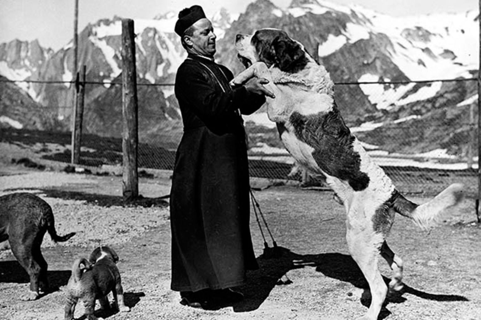 Chanoine et chien au Grand-Saint-Bernard, ca. 1950-1960, ©Max Kettel, UVT, Médiathèque Valais – Martigny.