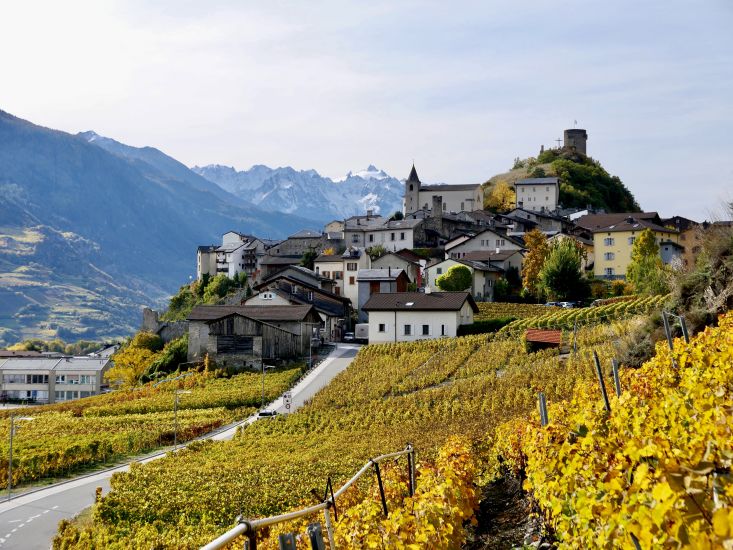 Das mittelalterliche Dorf Saillon thront auf dem Gipfel eines Hügels hoch über dem Rhonetal, Wallis, Schweiz