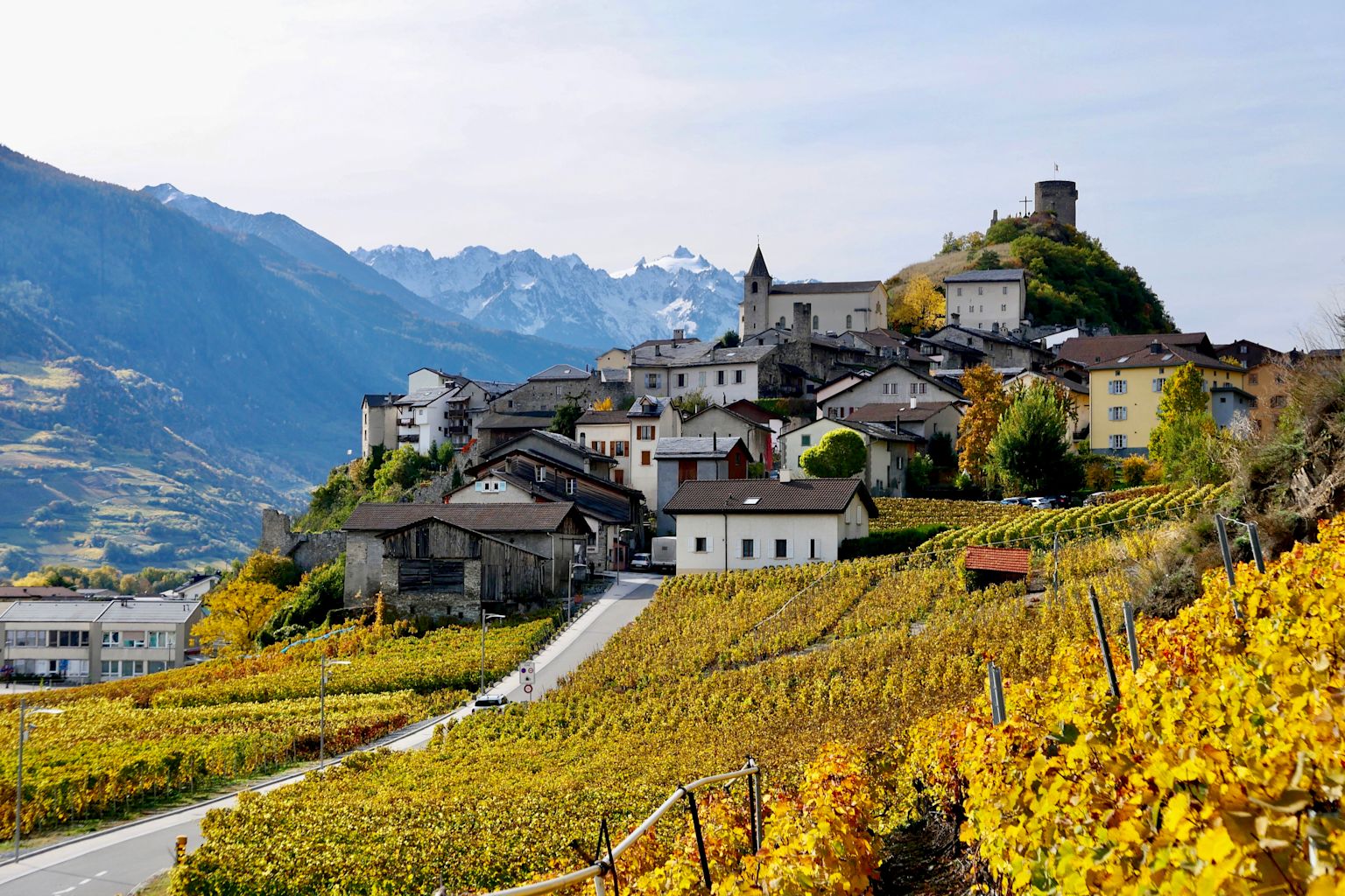 Das mittelalterliche Dorf Saillon thront auf dem Gipfel eines Hügels hoch über dem Rhonetal, Wallis, Schweiz