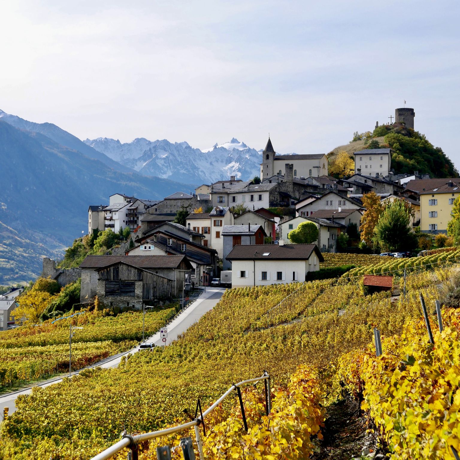 Das mittelalterliche Dorf Saillon thront auf dem Gipfel eines Hügels hoch über dem Rhonetal, Wallis, Schweiz