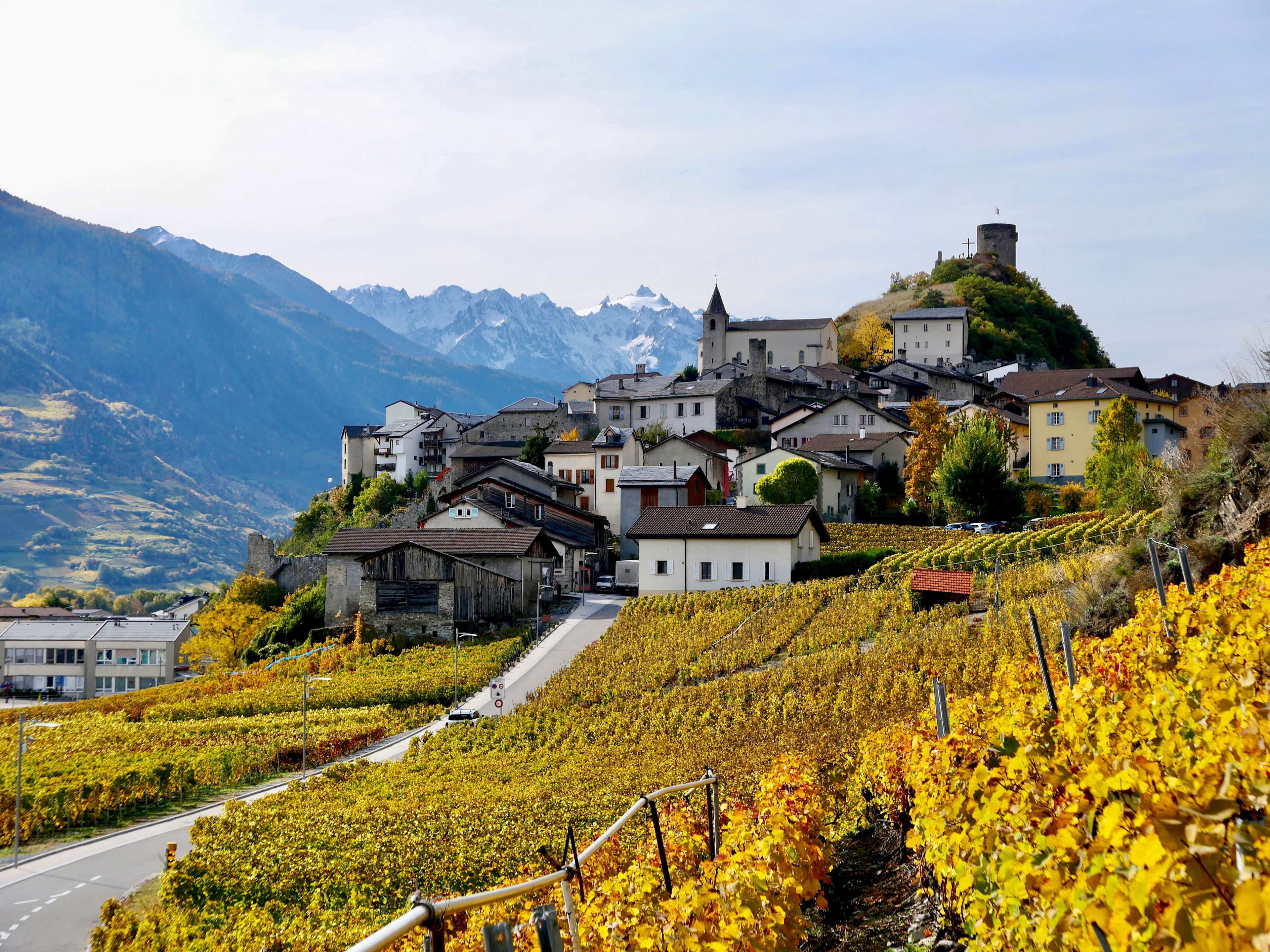 Das mittelalterliche Dorf Saillon thront auf dem Gipfel eines Hügels hoch über dem Rhonetal, Wallis, Schweiz