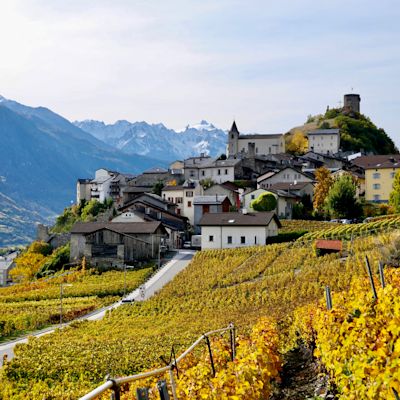 Das mittelalterliche Dorf Saillon thront auf dem Gipfel eines Hügels hoch über dem Rhonetal, Wallis, Schweiz