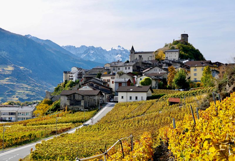 Das mittelalterliche Dorf Saillon thront auf dem Gipfel eines Hügels hoch über dem Rhonetal, Wallis, Schweiz
