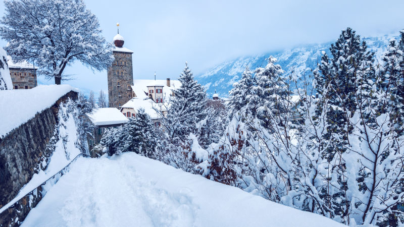 Manteau de neige sur Brig, hiver en Valais