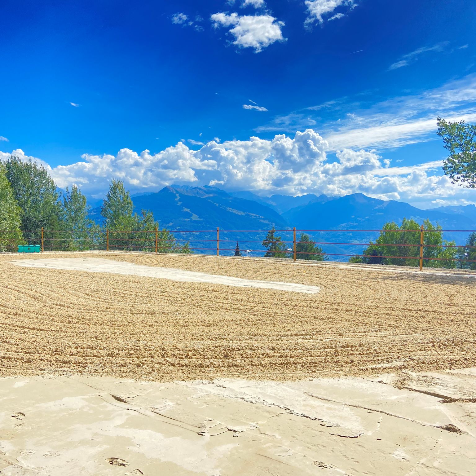 The ATTA Paddock in Arbaz offers a magnificent view of the Valais Alps.