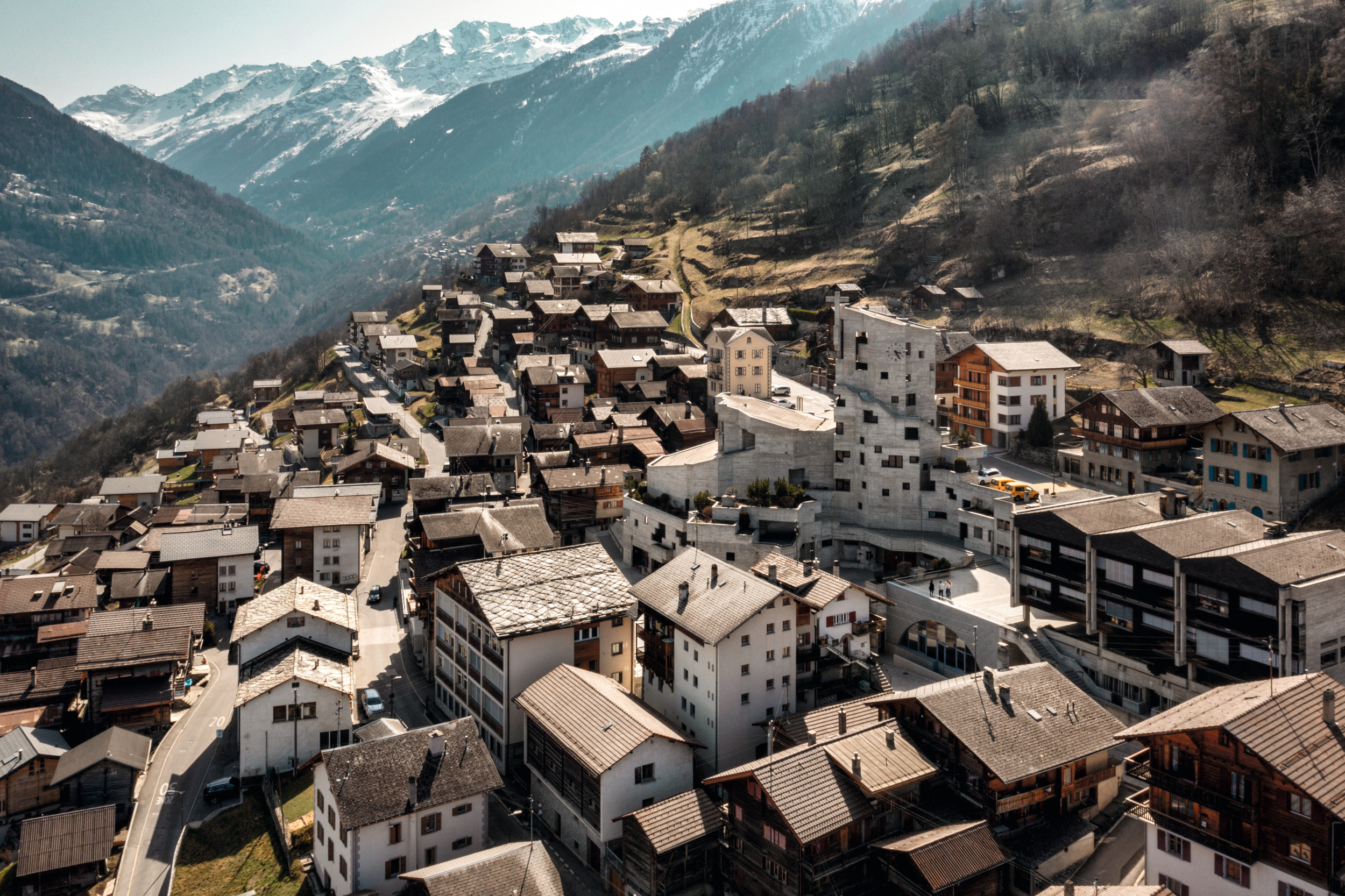 Les vieux chalets côtoient des bâtiments publics plus récents et l’église en béton aux lignes audacieuses.