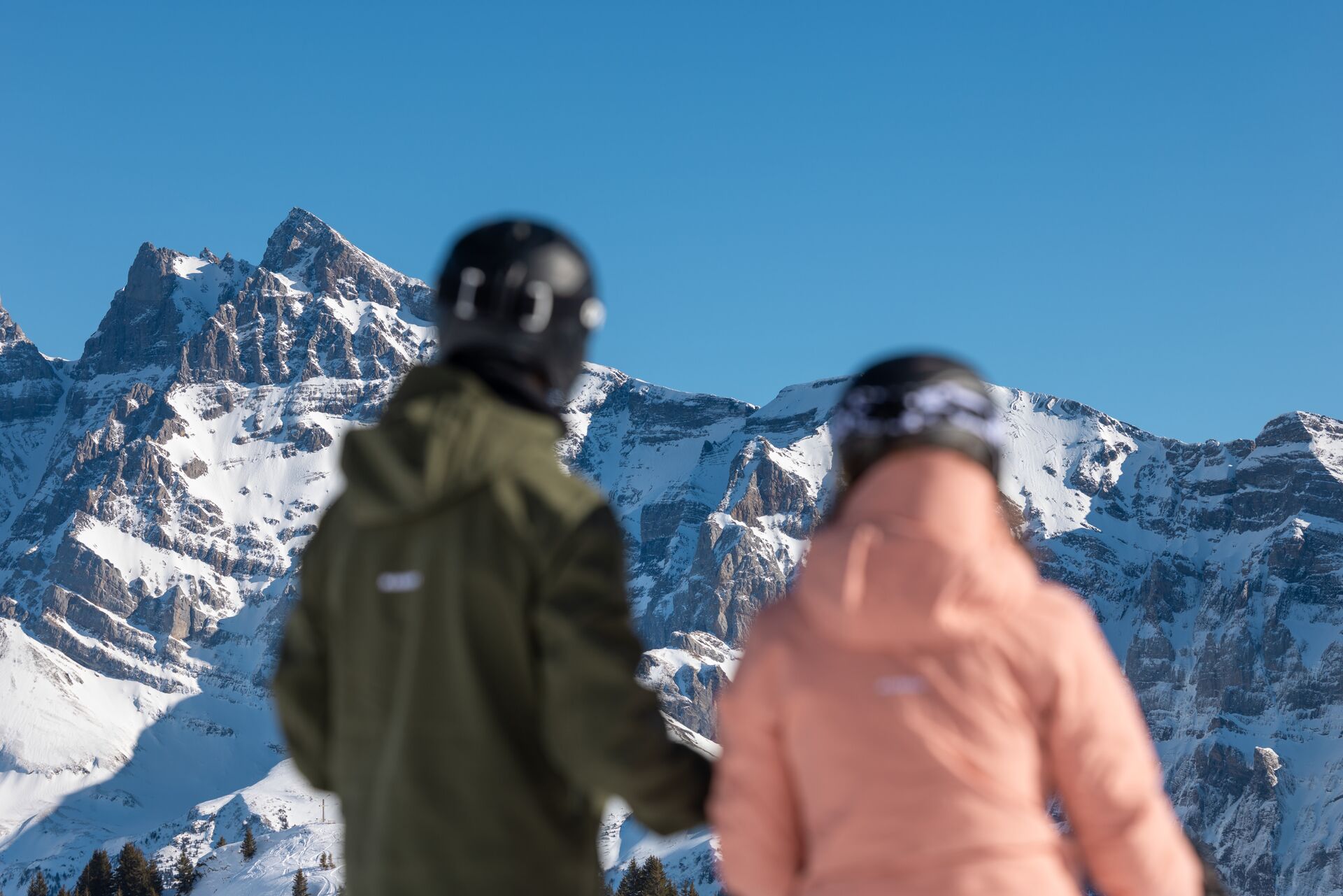 Deux amateurs de sports d’hiver contemplent les Dents du Midi enneigées à Champéry