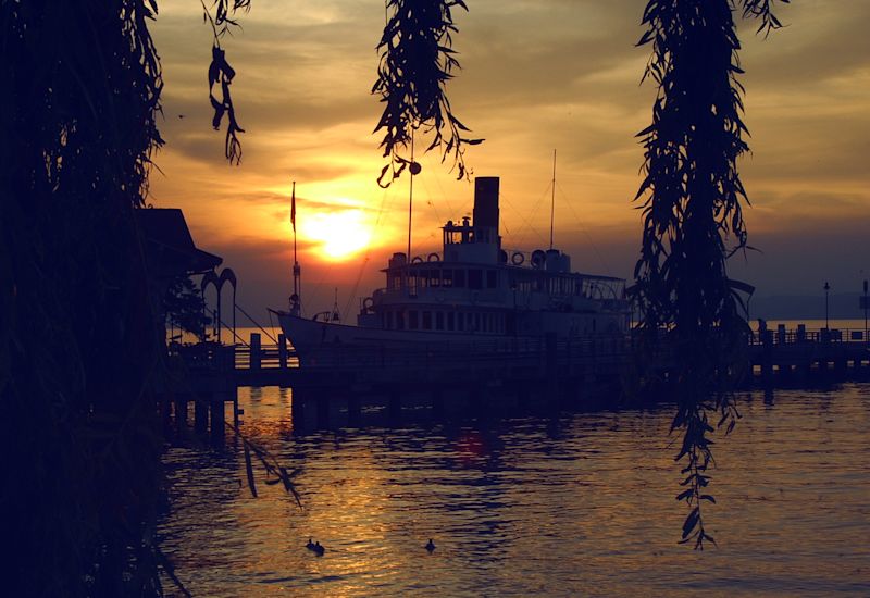 Au Bouveret, vous pouvez vous adonner aux plaisirs du pédalo, défier le brochet à la pêche, faire une balade en bateau moteur (sans permis