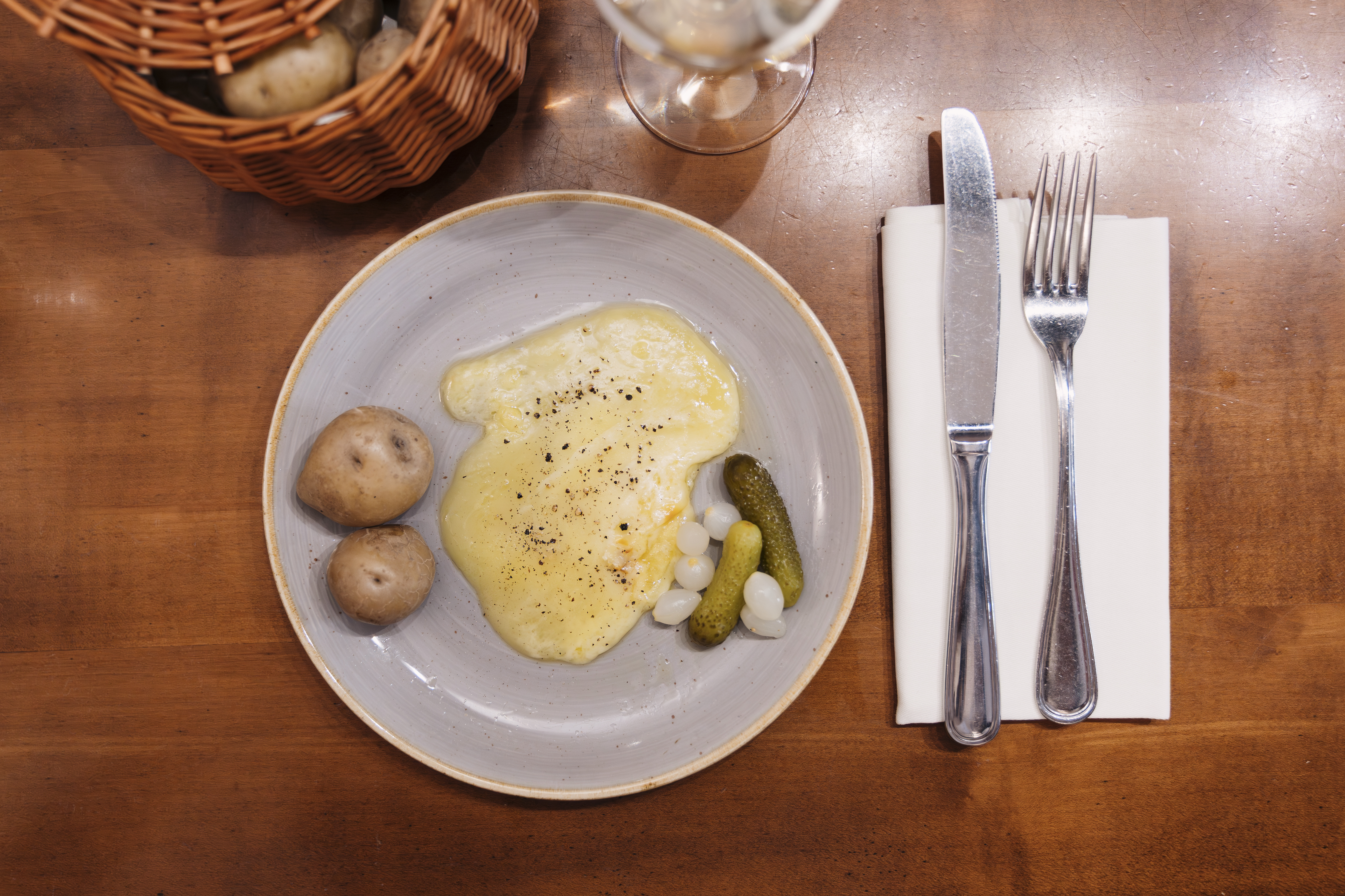 Portion de raclette avec pommes de terre et cornichons au Château de Villa à Sierre, Valais, Suisse