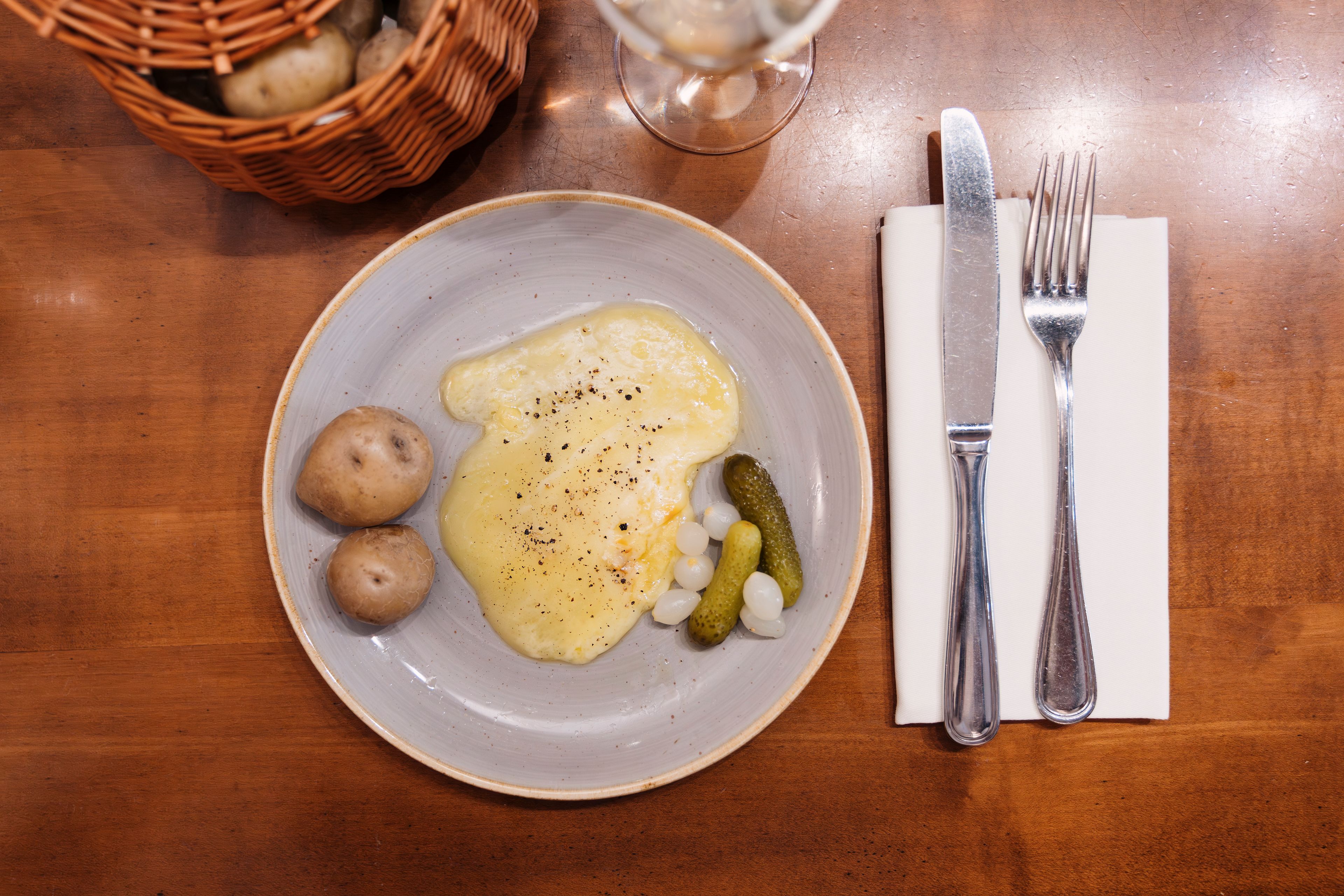 Portion de raclette avec pommes de terre et cornichons au Château de Villa à Sierre, Valais, Suisse