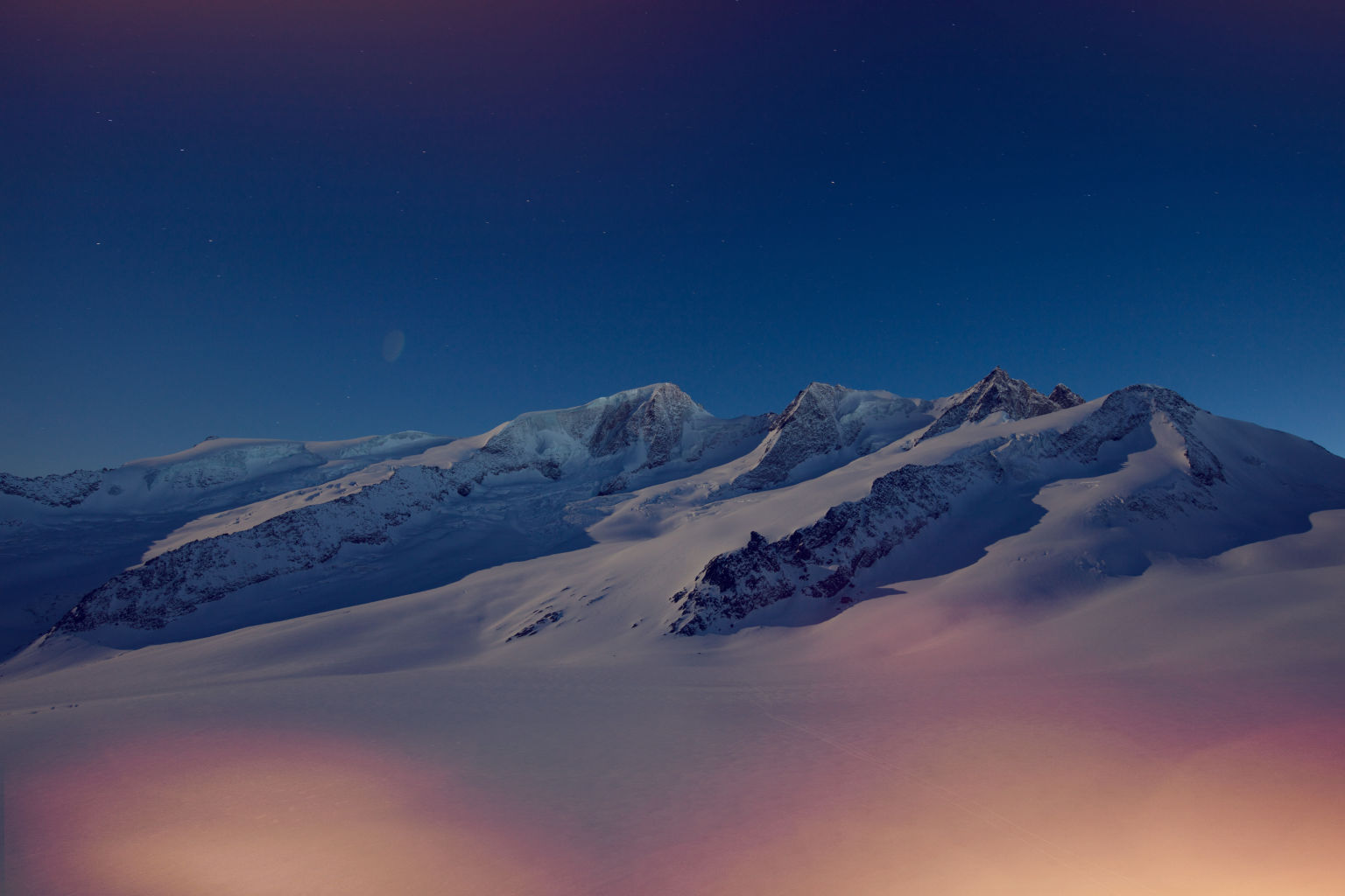Vue nocturne du paysage hivernal depuis la Finsteraahornhütte. Gross Wannenhorn, Schönbühljoch, Schönbühlhorn, Gabelhornsattel, Fiescher Gabelhorn, Hiver, Valais, Suisse