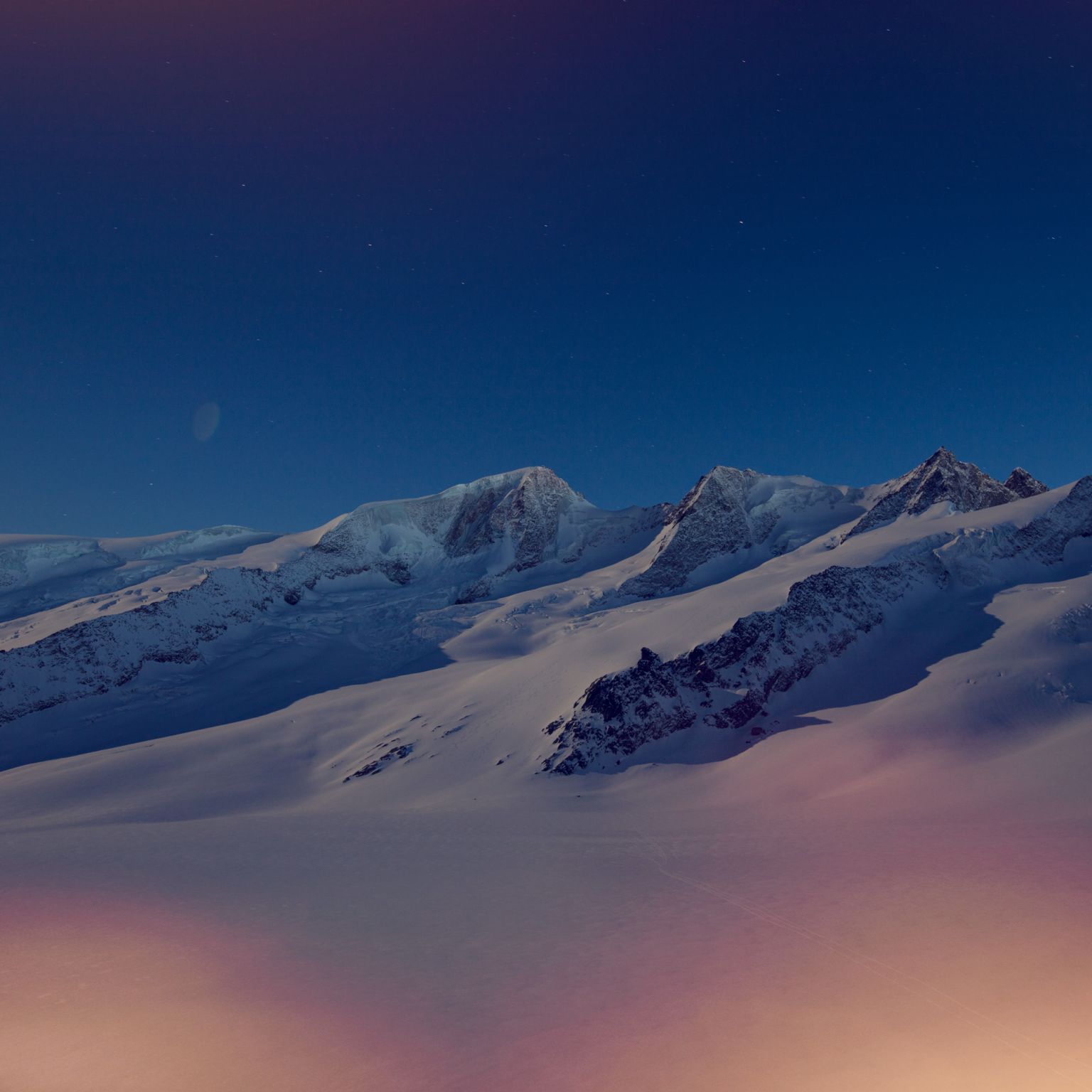 Vue nocturne du paysage hivernal depuis la Finsteraahornhütte. Gross Wannenhorn, Schönbühljoch, Schönbühlhorn, Gabelhornsattel, Fiescher Gabelhorn, Hiver, Valais, Suisse