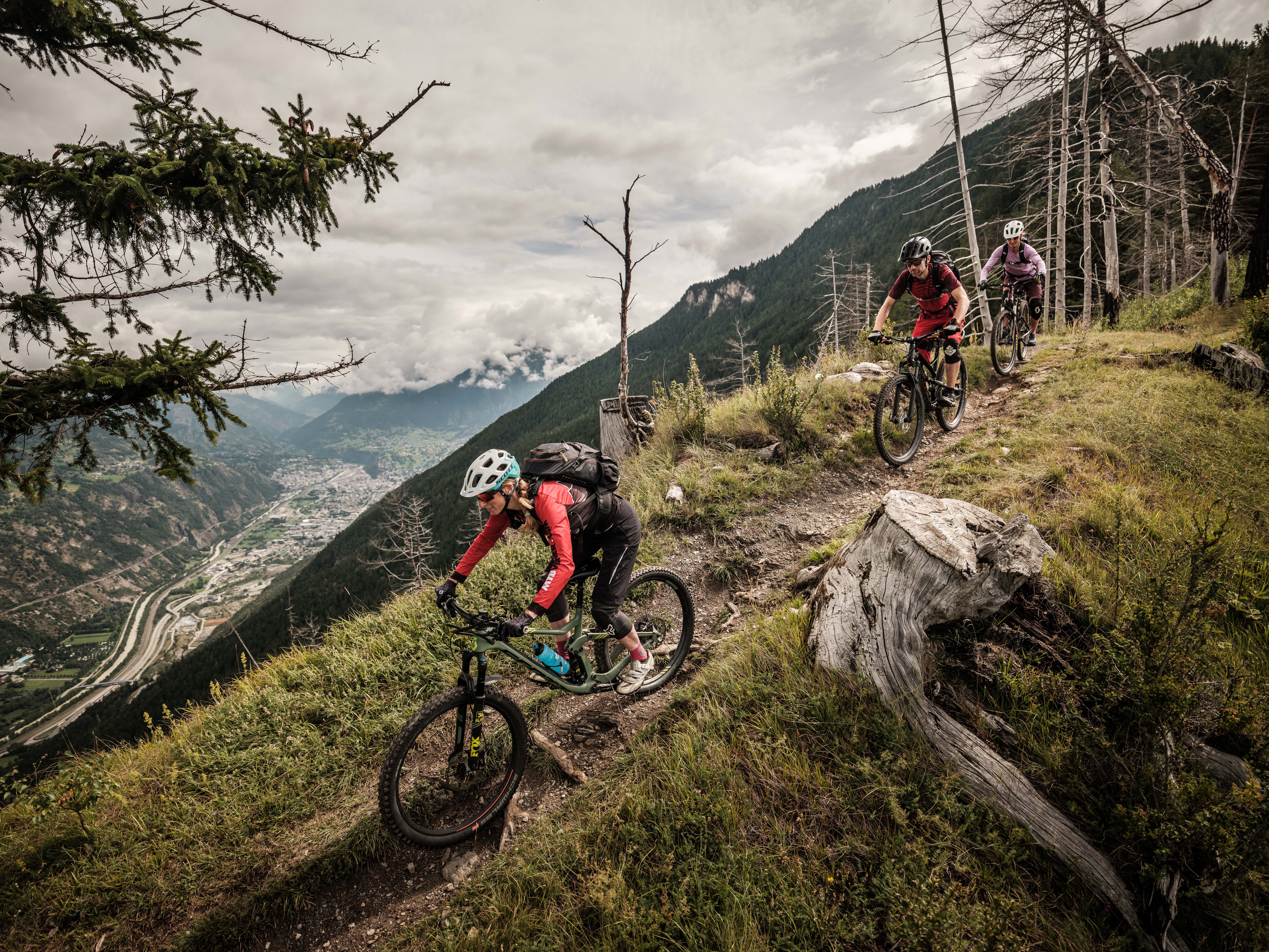 Jess Kroon avec son groupe sur le sentier de Giw au-dessus de Visperterminen jusqu'à Viège, Valais, Suisse