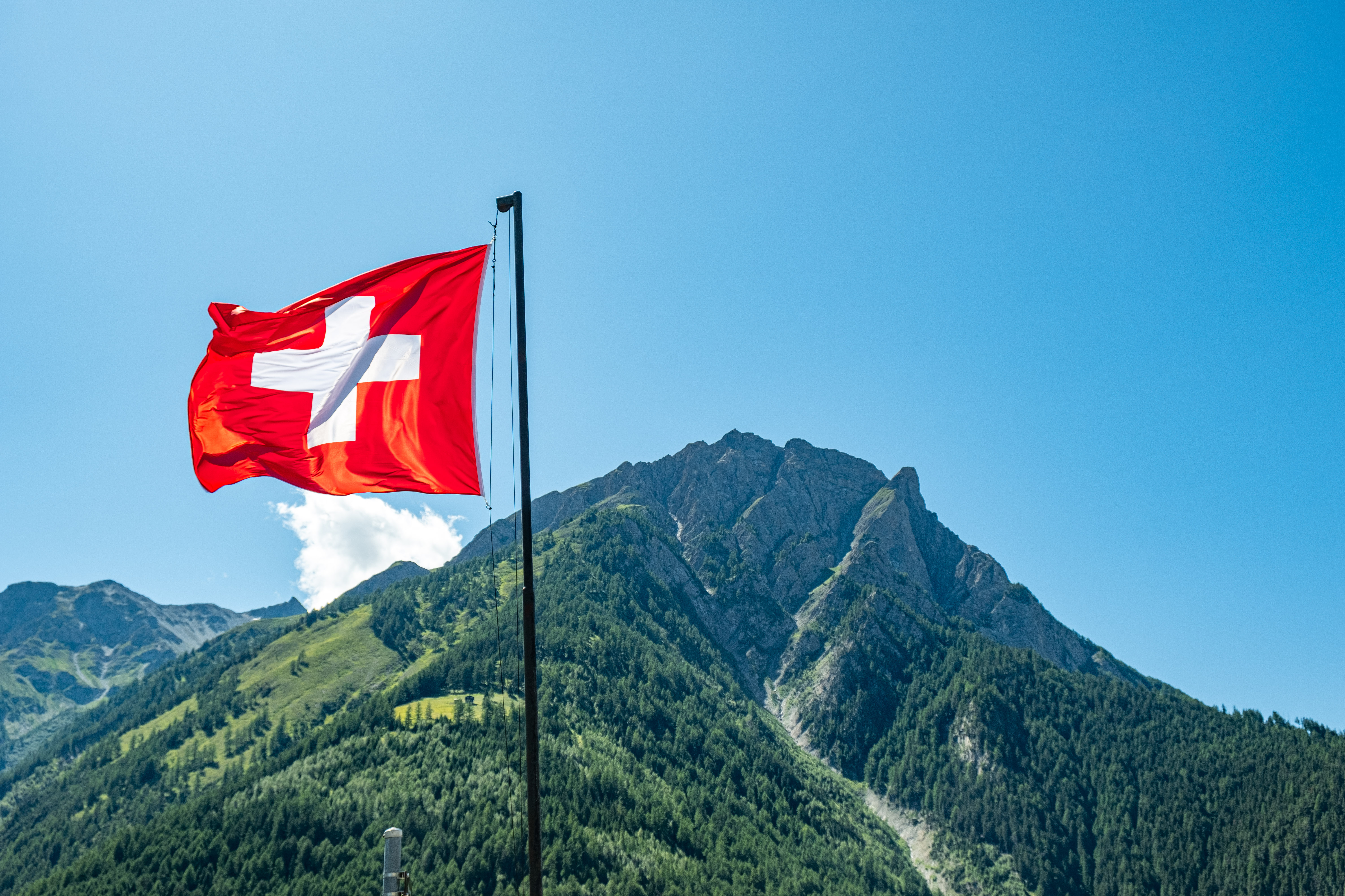 Le drapeau suisse flotte au vent sur les hauts de Brig-Glis.