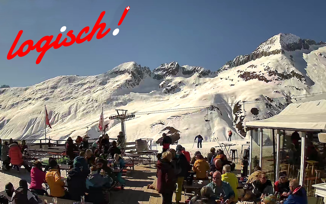 Gäste geniessen das sonnige Wetter beim Après-Ski im Ricco’s Iglu auf der Belalp mit Blick auf die verschneiten Berge