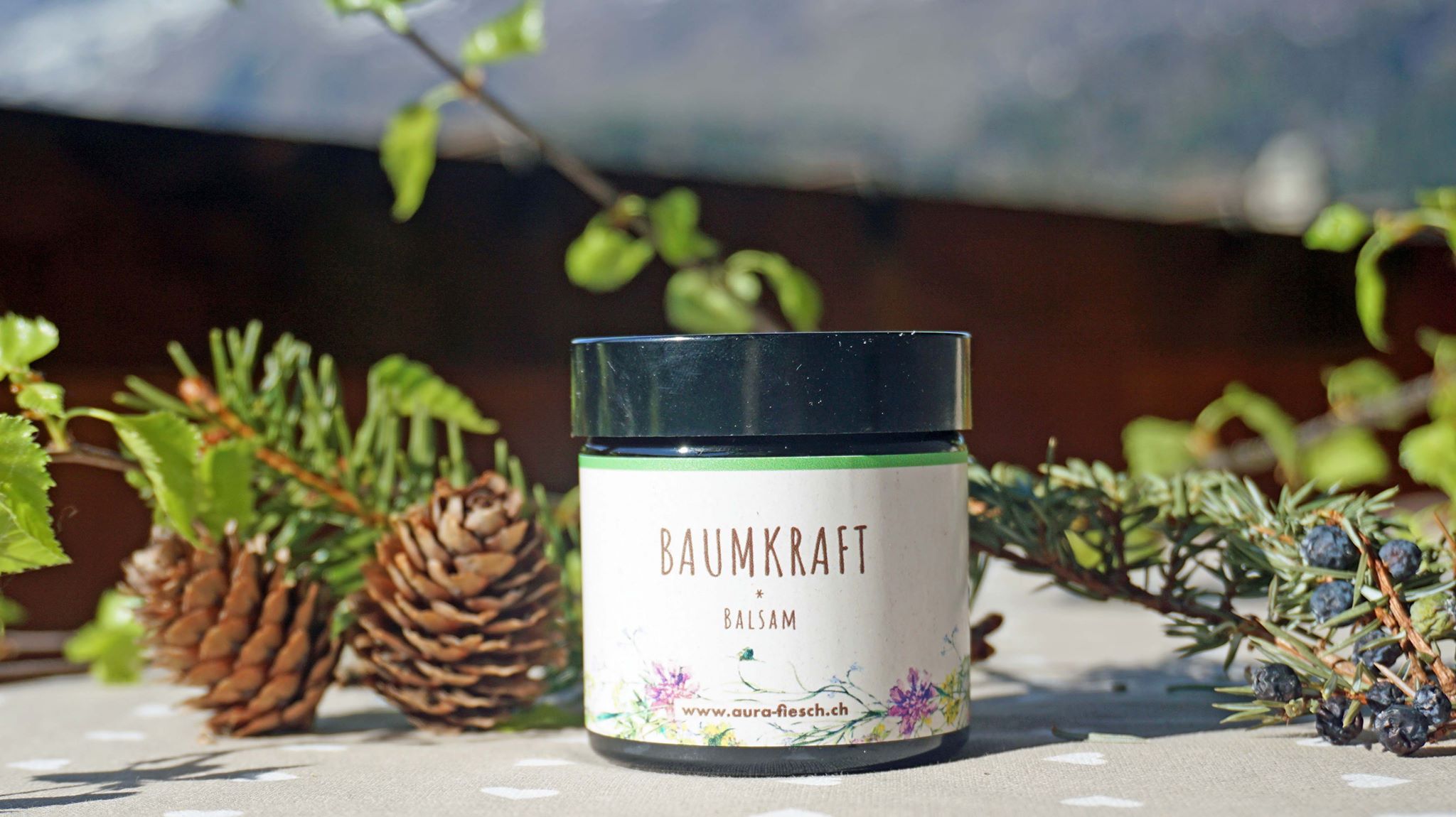 L'Onya Resort & Spa à Bellwald utilise des bâtonnets en bois de pin du Valais pour des massages avec des huiles faites maison, Valais, Suisse