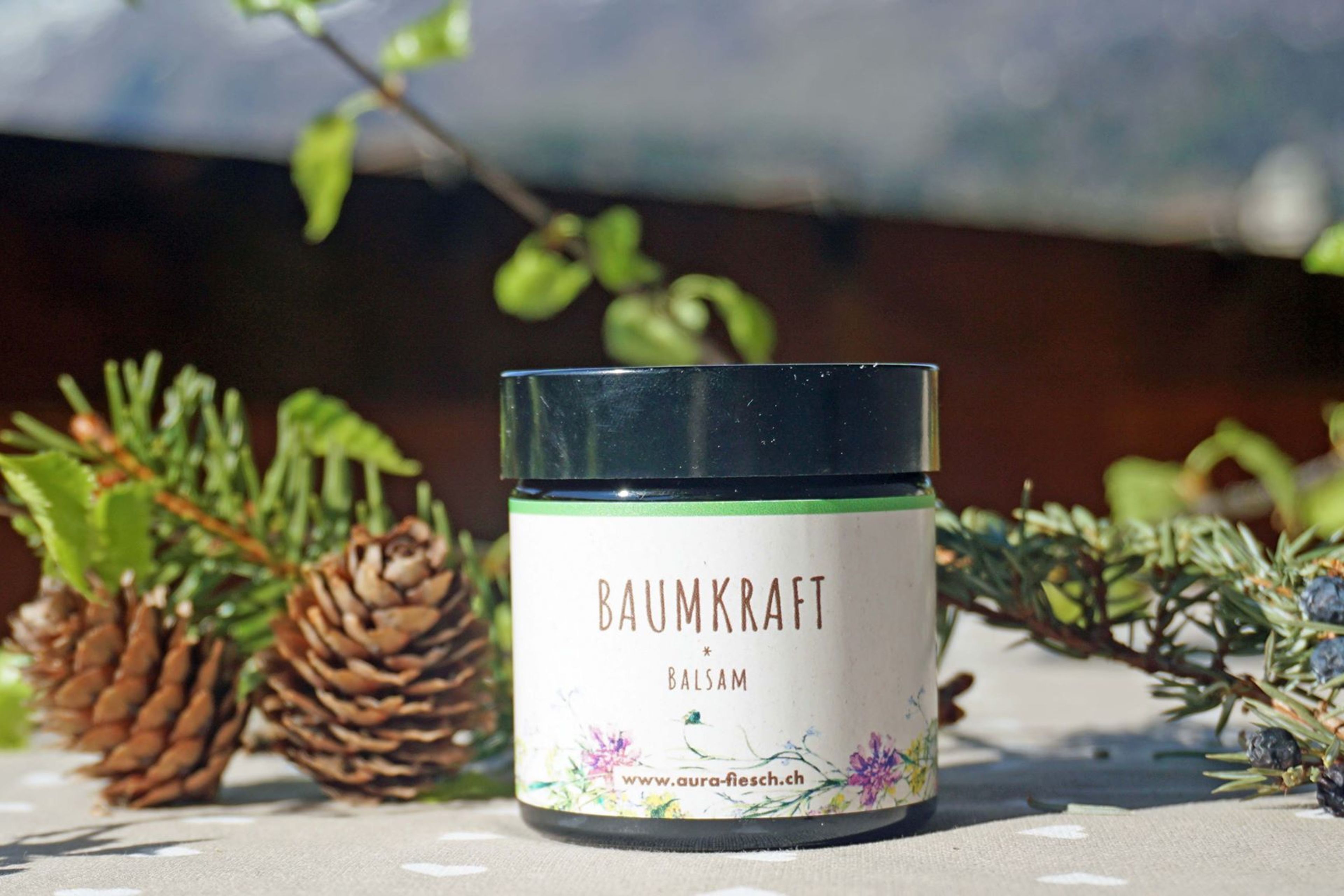 L'Onya Resort & Spa à Bellwald utilise des bâtonnets en bois de pin du Valais pour des massages avec des huiles faites maison, Valais, Suisse