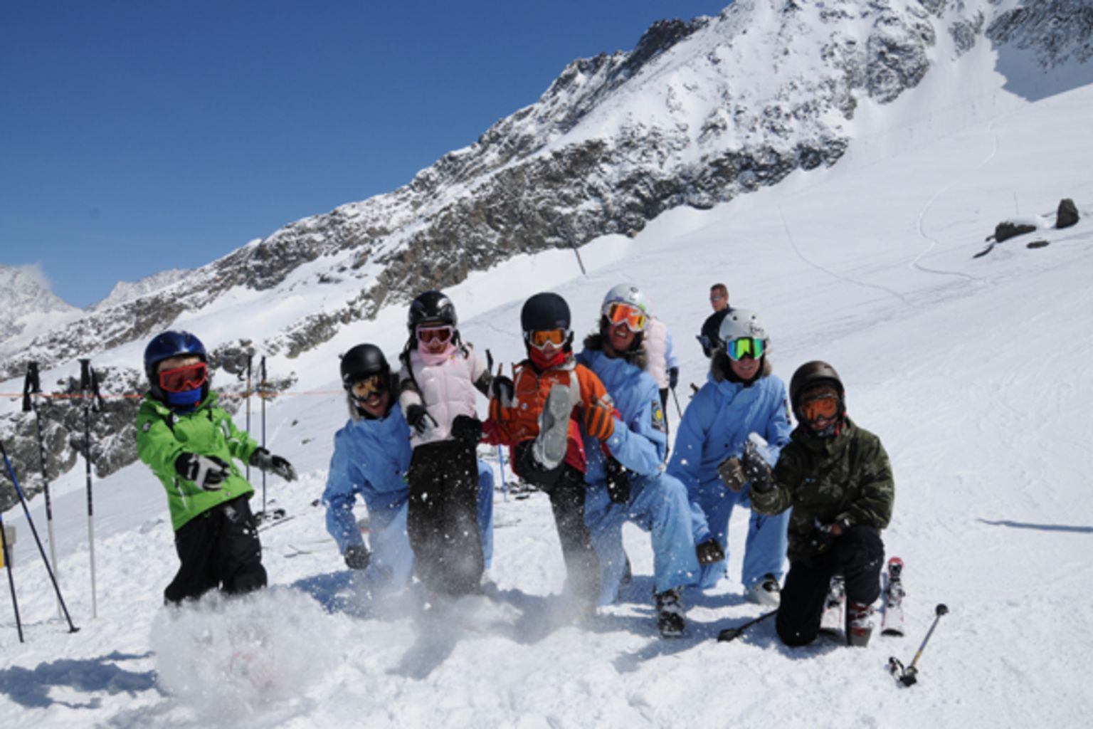 ESKIMOS n’est pas une école de ski et snowboard traditionnelle, mais un univers plein de possibilités créatives pour les vacanciers afin de passer des moments magiques à Saas-Fee, Valais