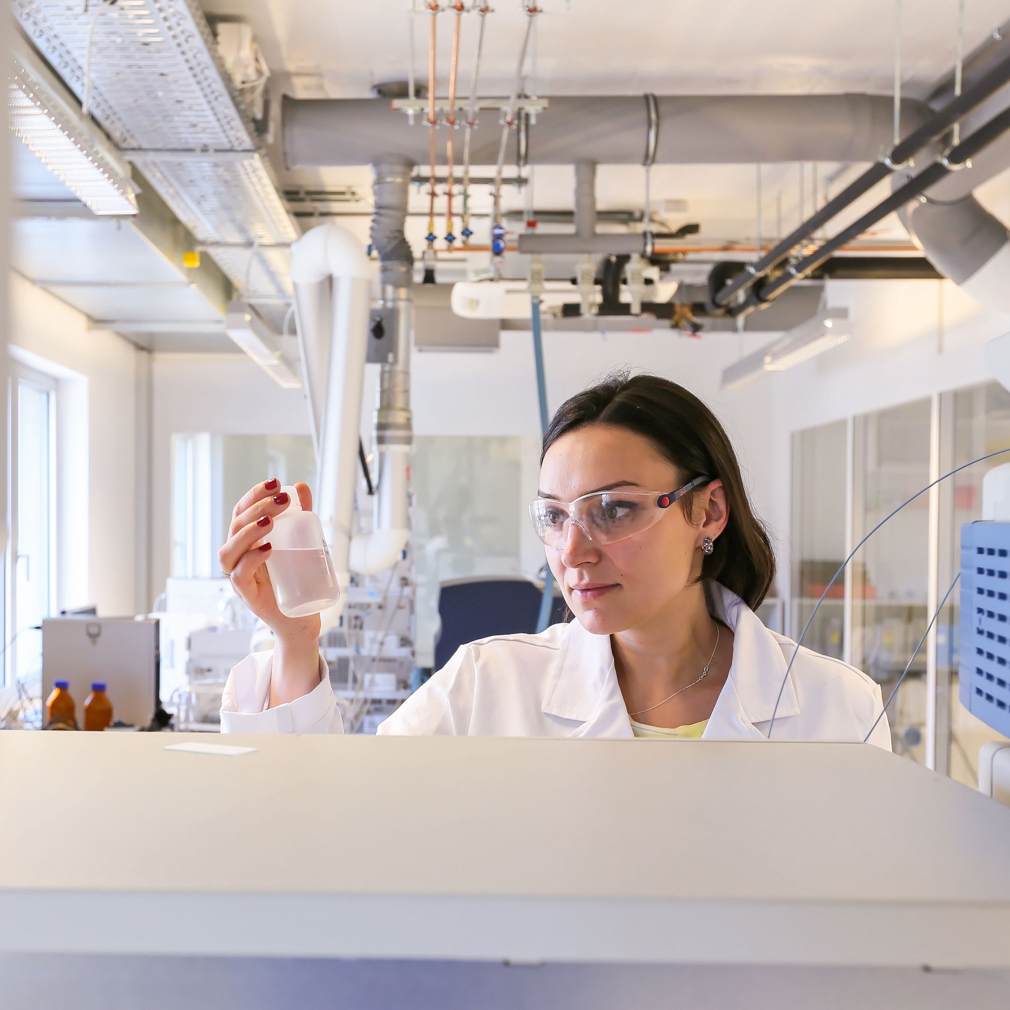 Chemikantin in der Industrie EPFL Energypolis, Wallis, Schweiz