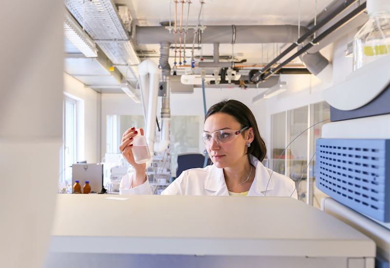 Chemikantin in der Industrie EPFL Energypolis, Wallis, Schweiz