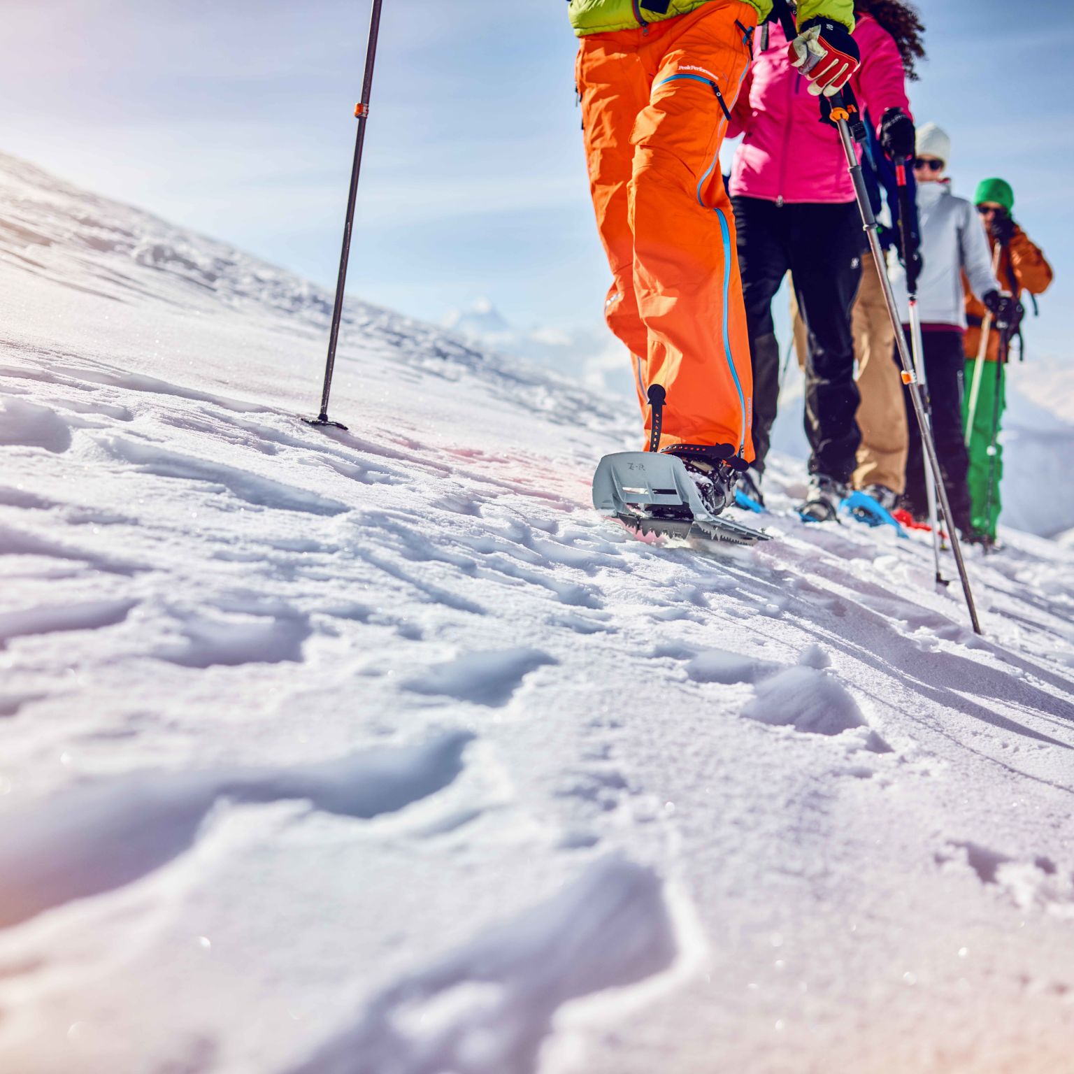 Quatre randonneurs hivernaux à Loèche-les-Bains en raquettes à neige, Valais, Suisse