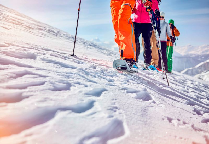 Vier Winterwanderer in Leukerbad mit den Schneeschuhen, Wallis, Schweiz