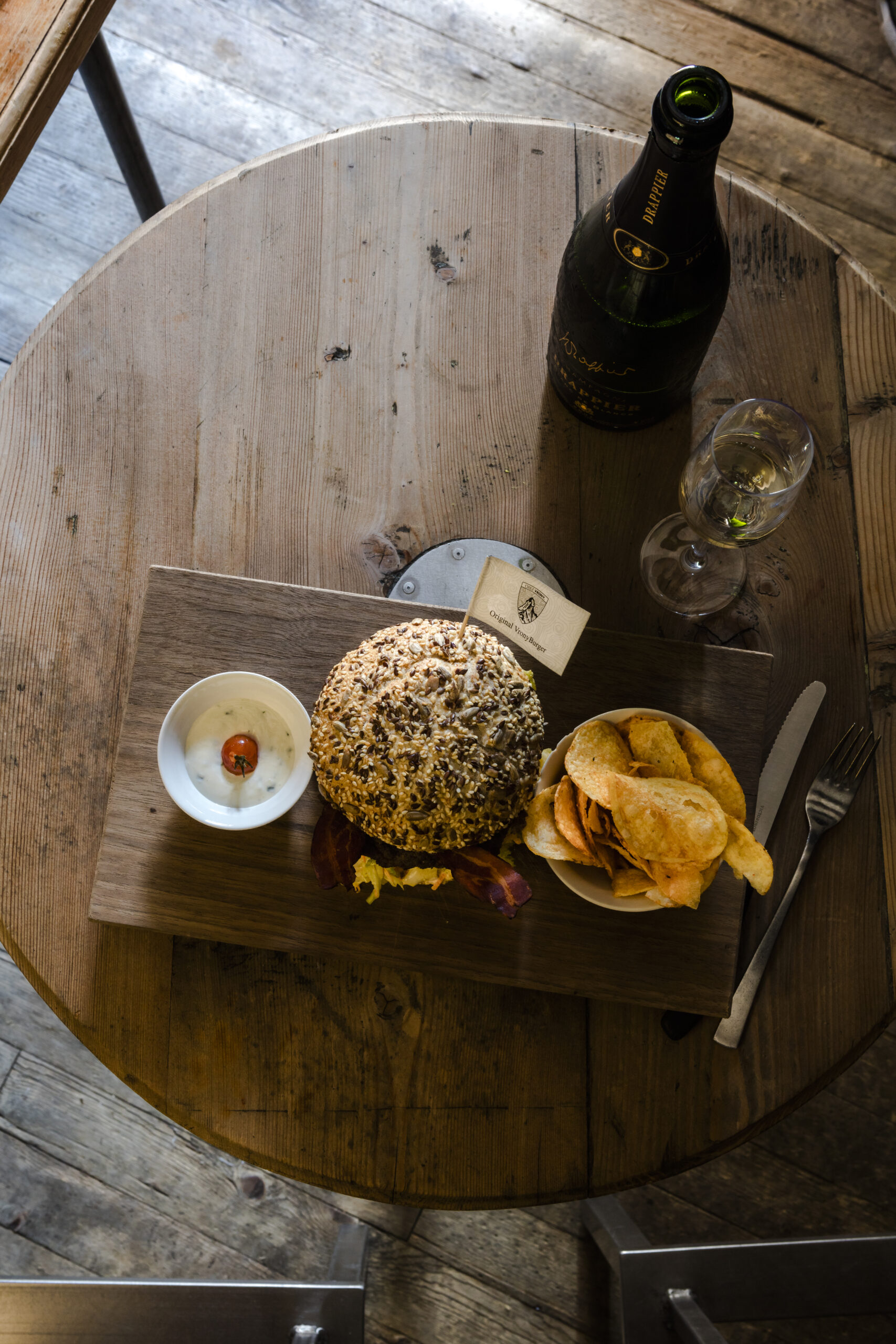 Délicieux burger au restaurant Chez Vrony sur les pistes de ski à Zermatt, Valais