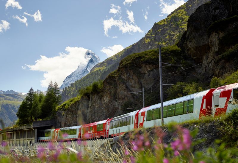 Le train Glacier Express vient de partir de Zermatt. Nous pouvons voir le Cervin en arrière plan. Valais. Suisse