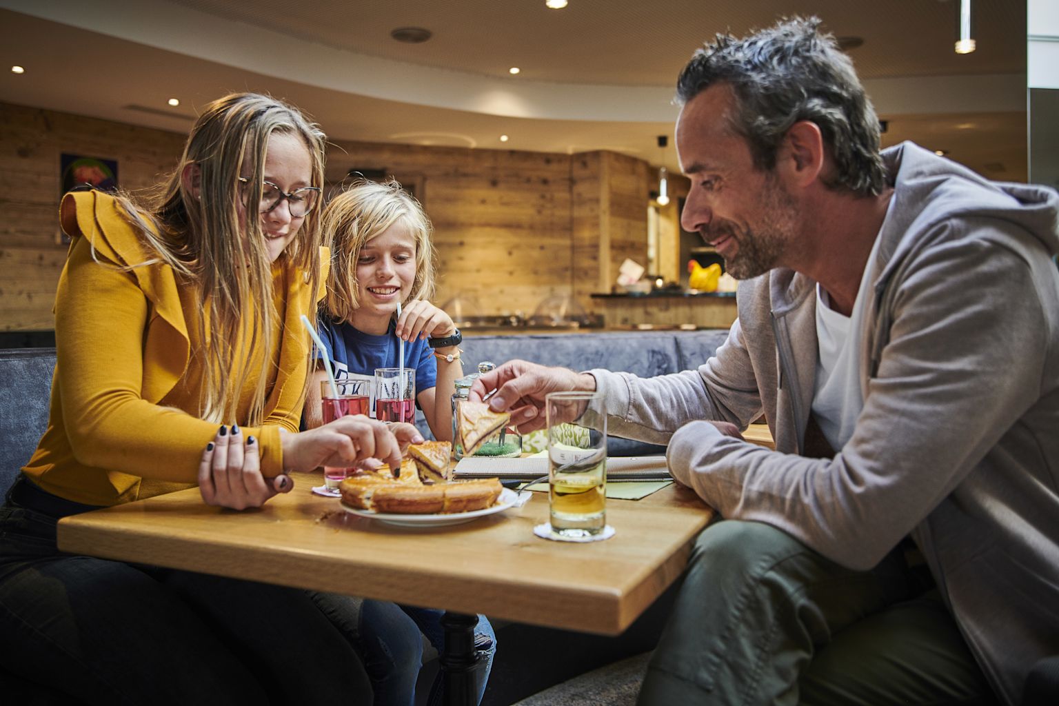 Dégustation de la Galette des rois, Pierre Crepaud. Valais, Suisse