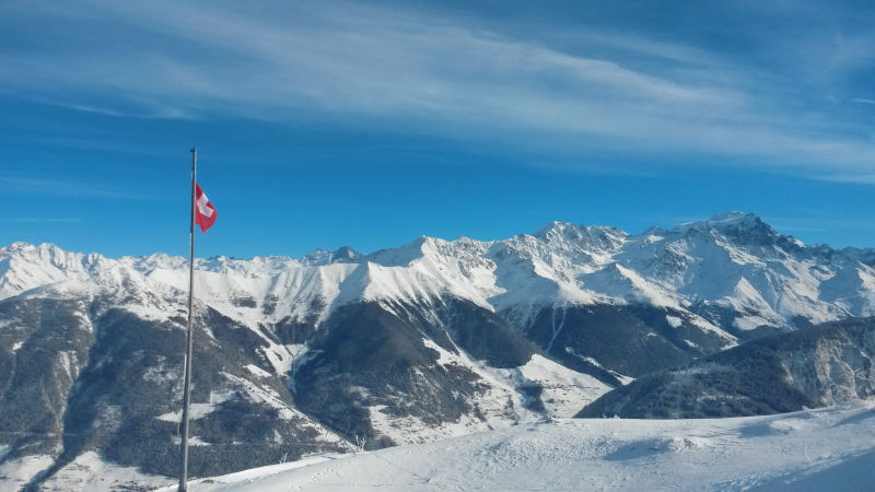 Vue hivernale sur les montagnes depuis Champex-Lac, Valais