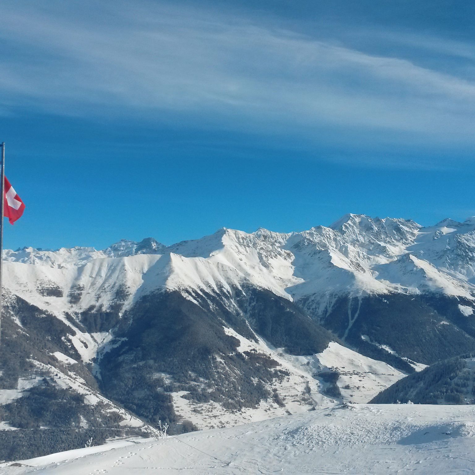 Vue hivernale sur les montagnes depuis Champex-Lac, Valais