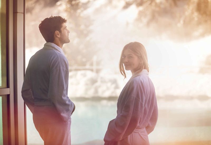 Détente aux bains thermaux de Loèche-les-Bains, wellness en Valais, Suisse