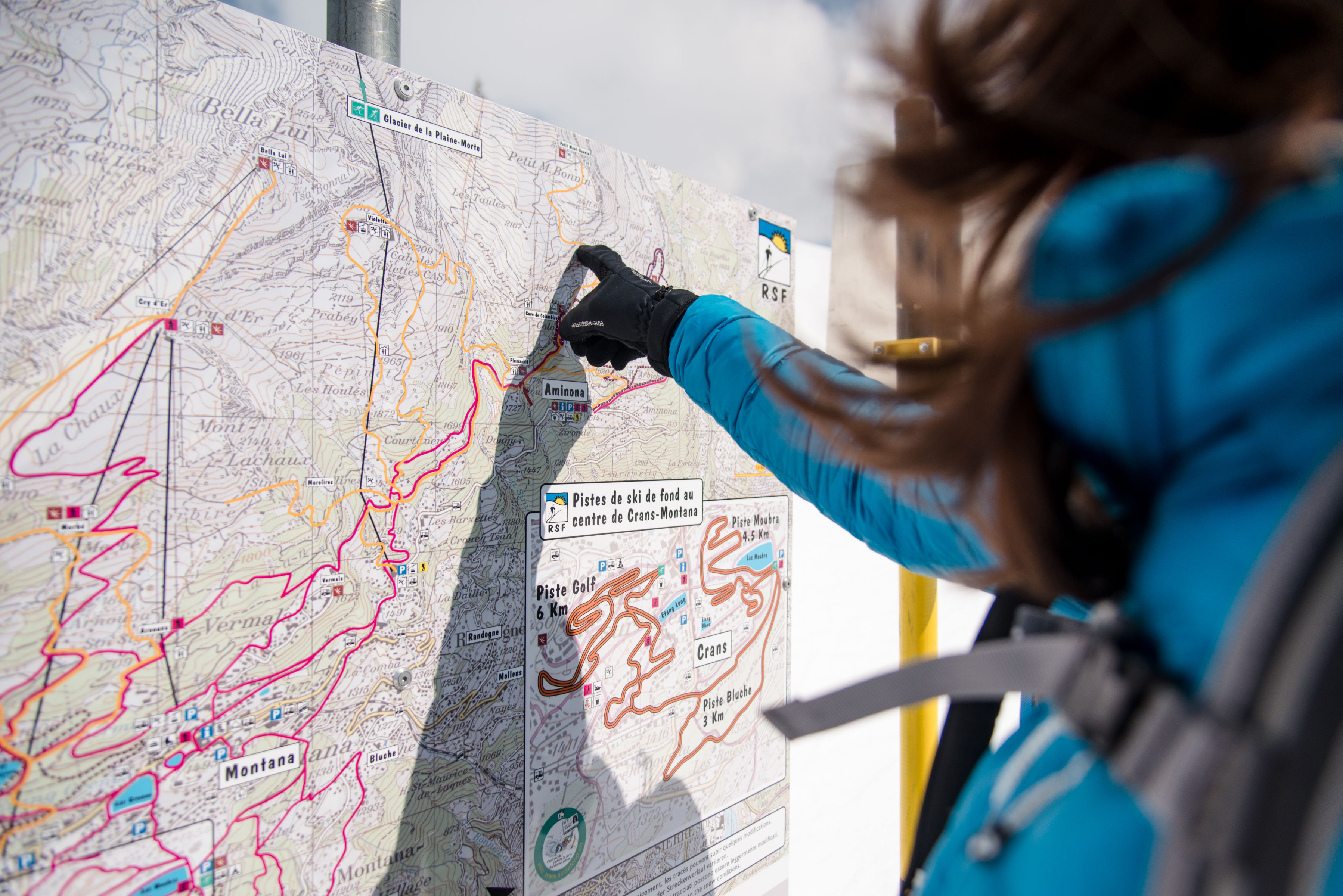 Die Karte des Parks, der 15 gesicherte Strecken umfasst. Ist man am Morgen die Erste, legt man die Spur. Wallis, Schweiz