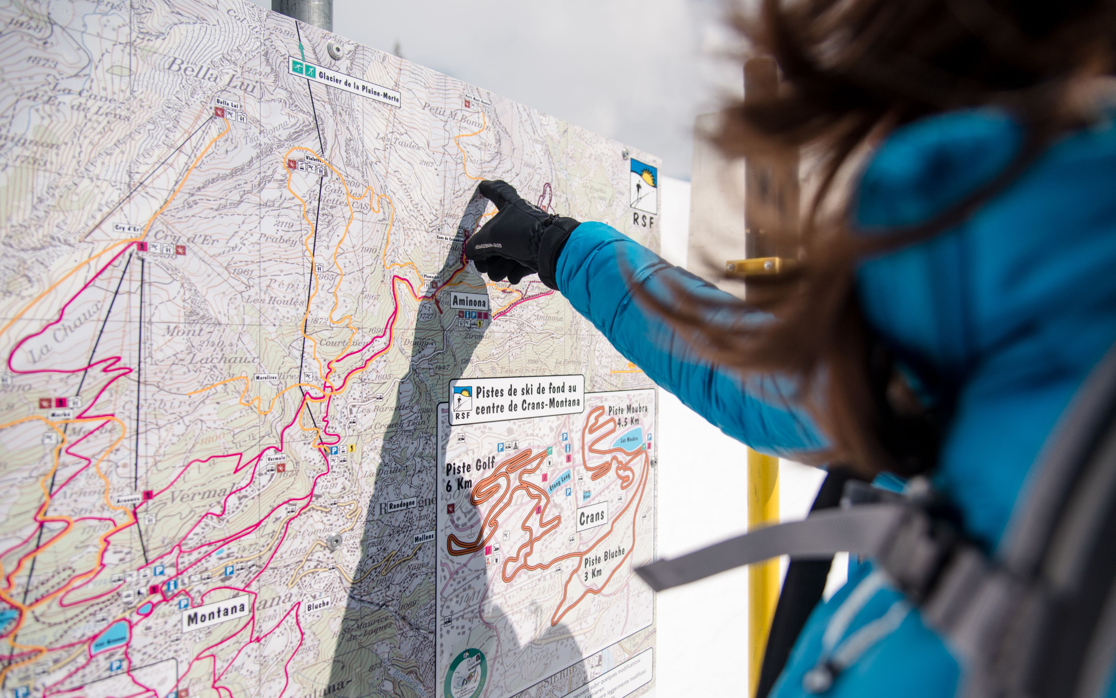 Die Karte des Parks, der 15 gesicherte Strecken umfasst. Ist man am Morgen die Erste, legt man die Spur. Wallis, Schweiz