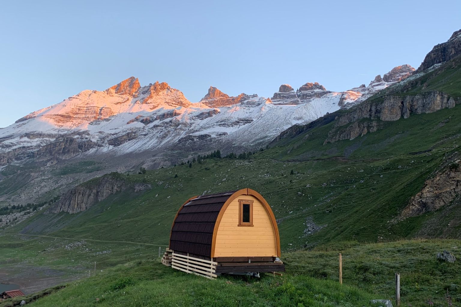 La Cahute du Boutique se trouve à proximité de la cabane de Salanfe. Passez une nuit dans la nature à côté du lac de Salanfe. Valais. Suisse