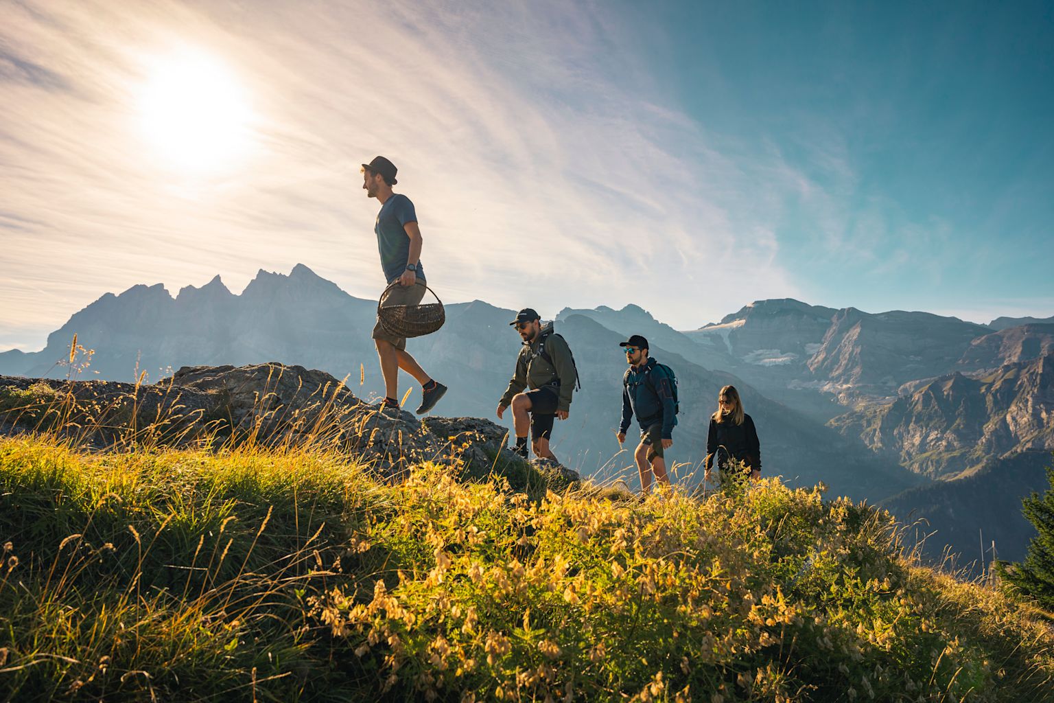 Marcheurs en montagne se promenant dans la région Dents du Midi. Valais, Suisse.