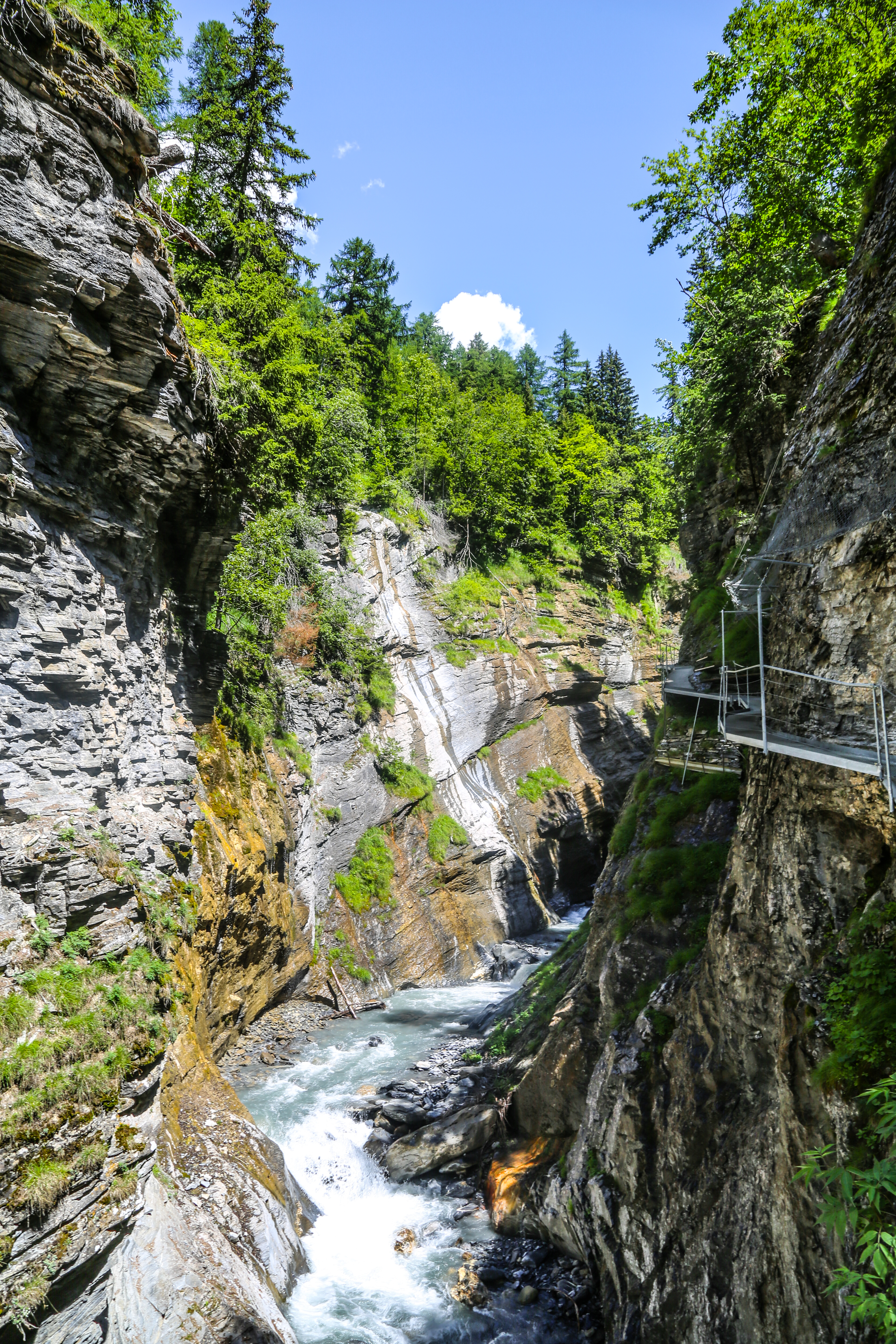 Schritt für Schritt das Geheimnis des Thermalwassers entdecken. Dank dem Thermalquellen-Steg.