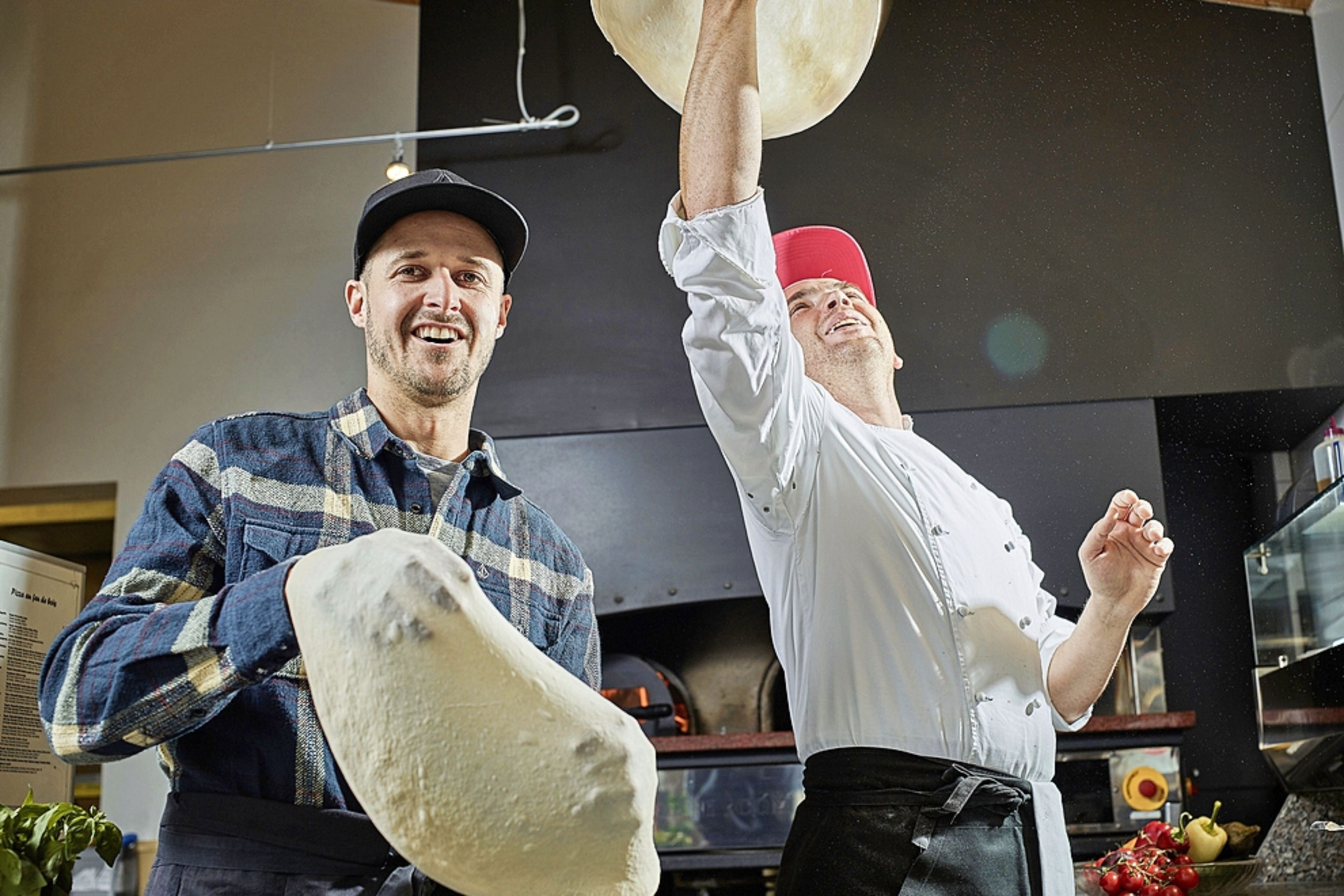 Tom Lüthi beim Pizzabacken in der Pizzeria, Wallis
