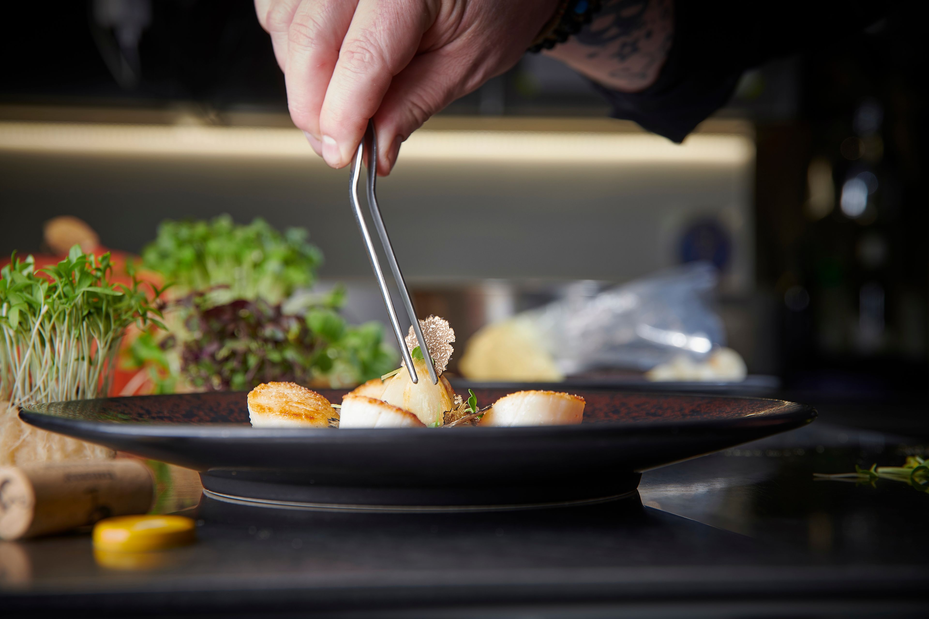 Jakobsmuscheln mit Schwarzwurzeln und Truffen aus dem Wallis. Schweiz