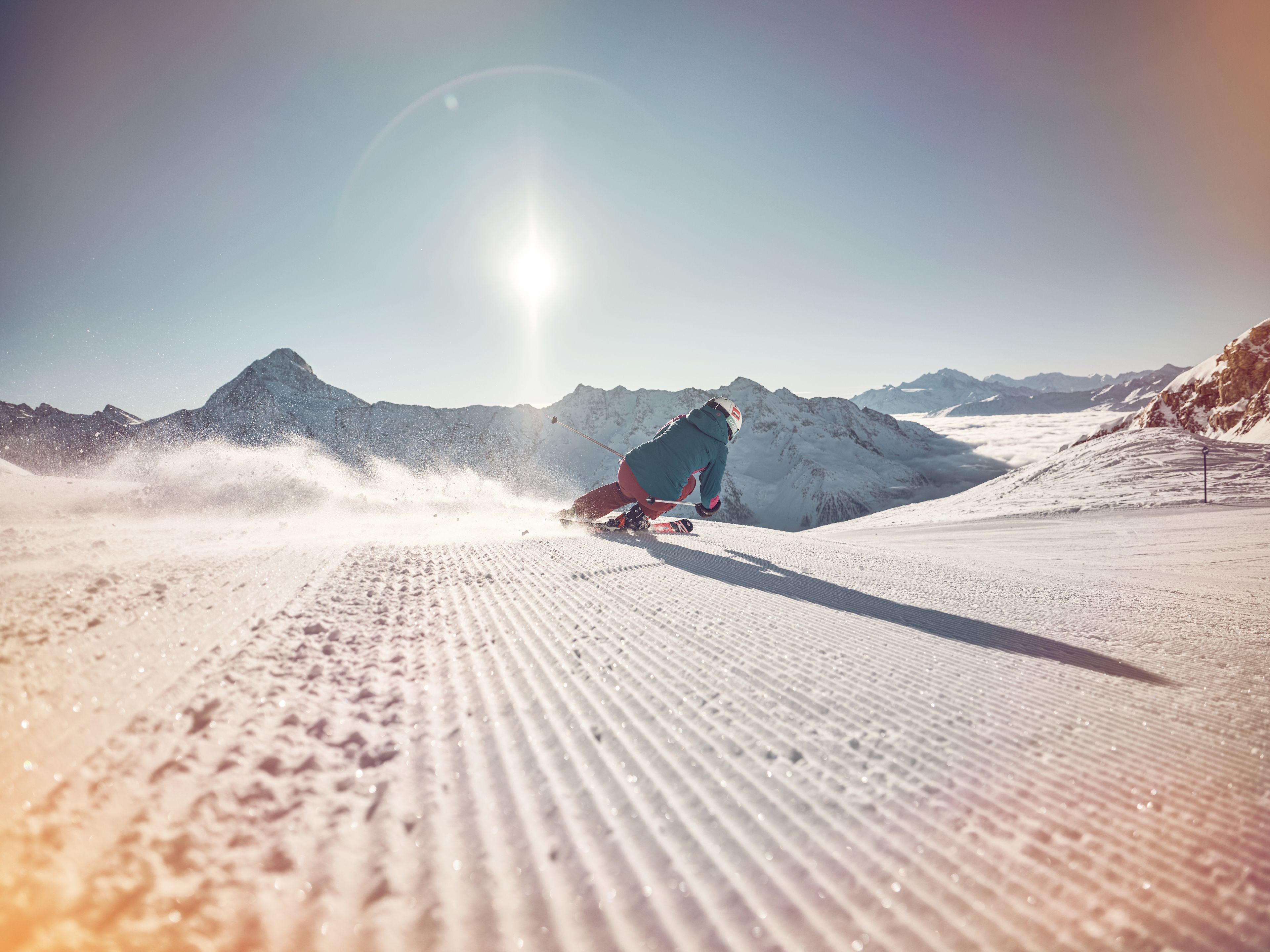 Une skieuse face à la mer de brouillard