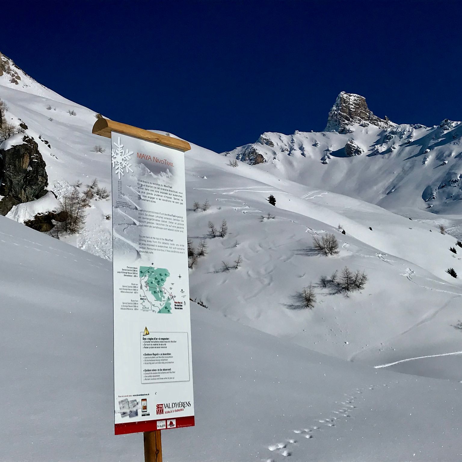 Panneau du Nivo Trail avec vue sur les sommets enneigés majestueux à St-Martin