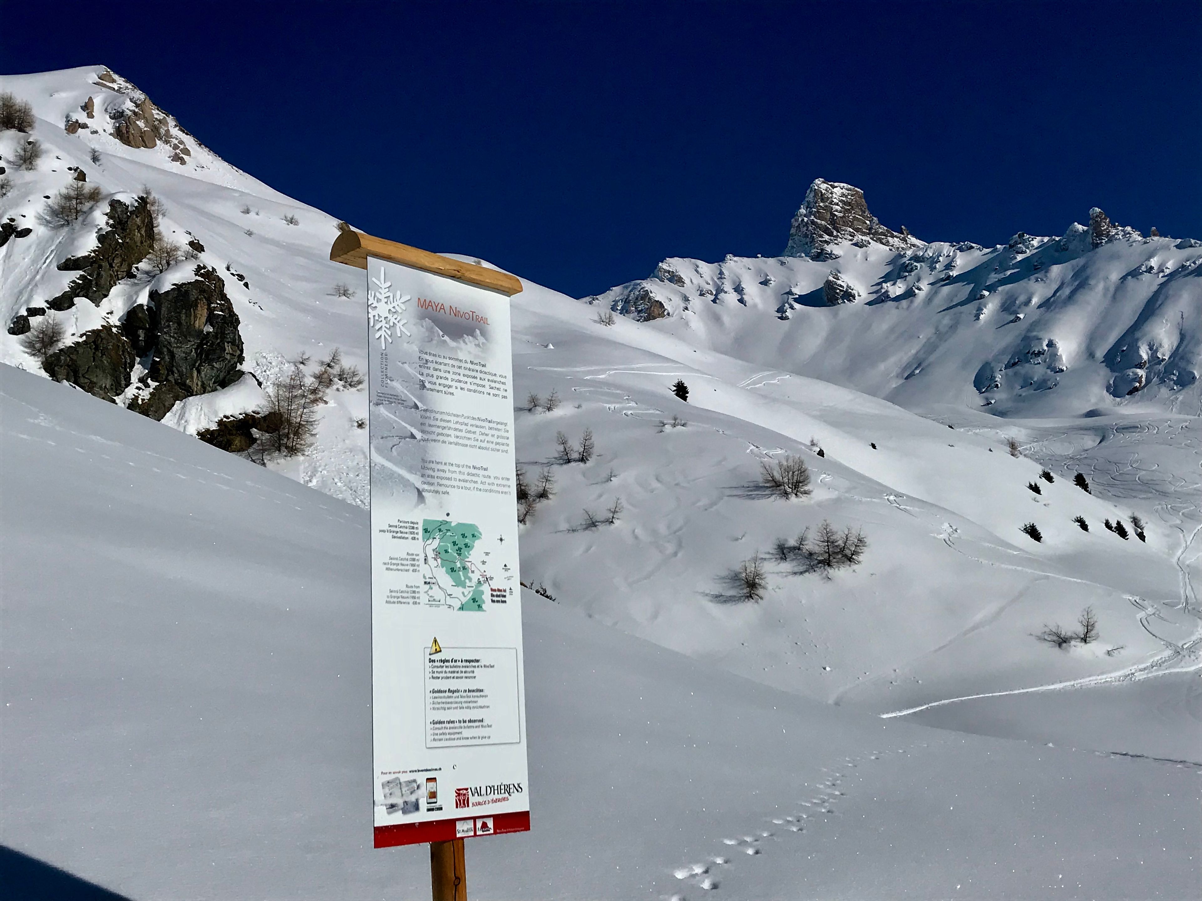 Informationsschild des Nivo Trails vor dem majestätischen Schneeberg in St-Martin