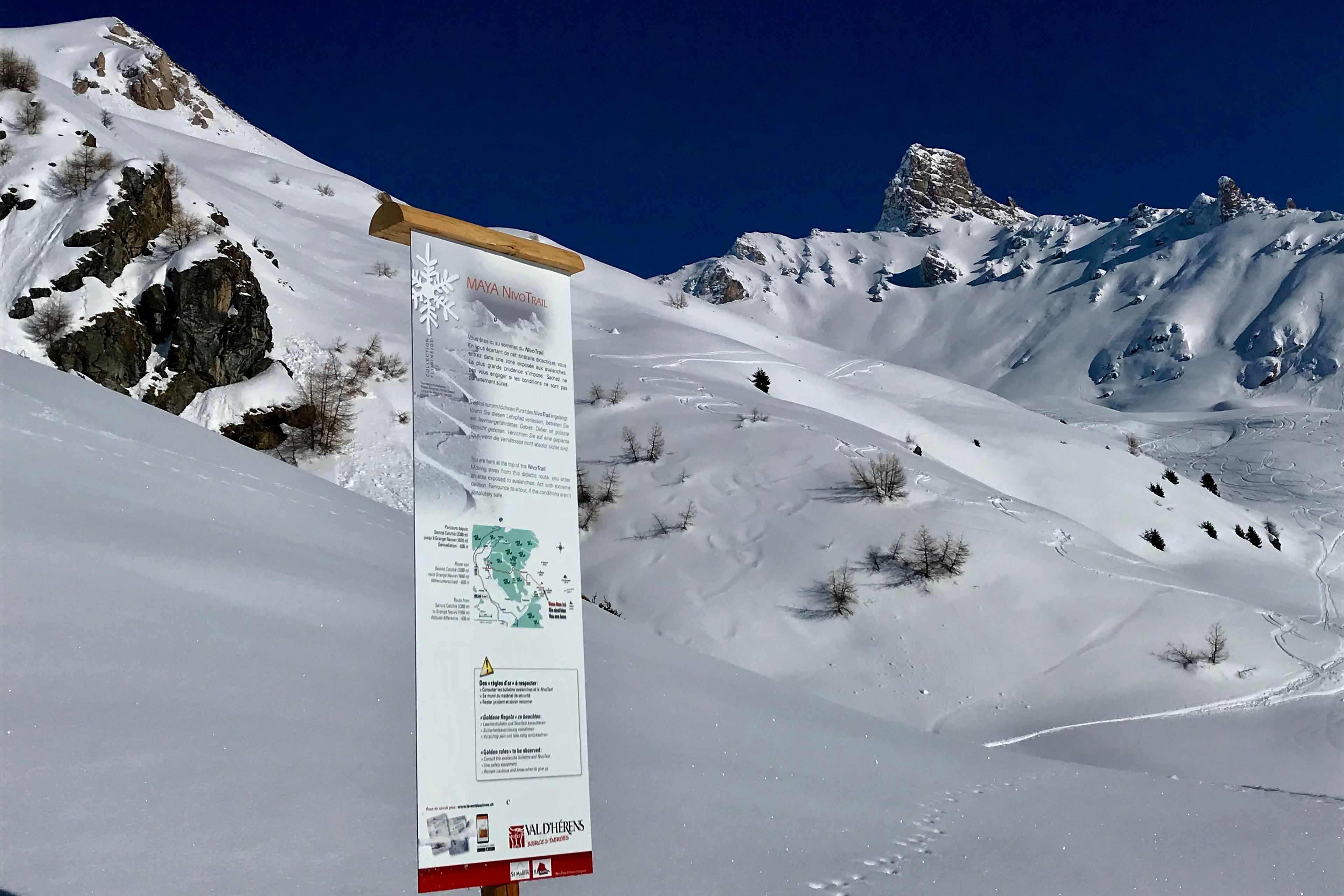 Informationsschild des Nivo Trails vor dem majestätischen Schneeberg in St-Martin