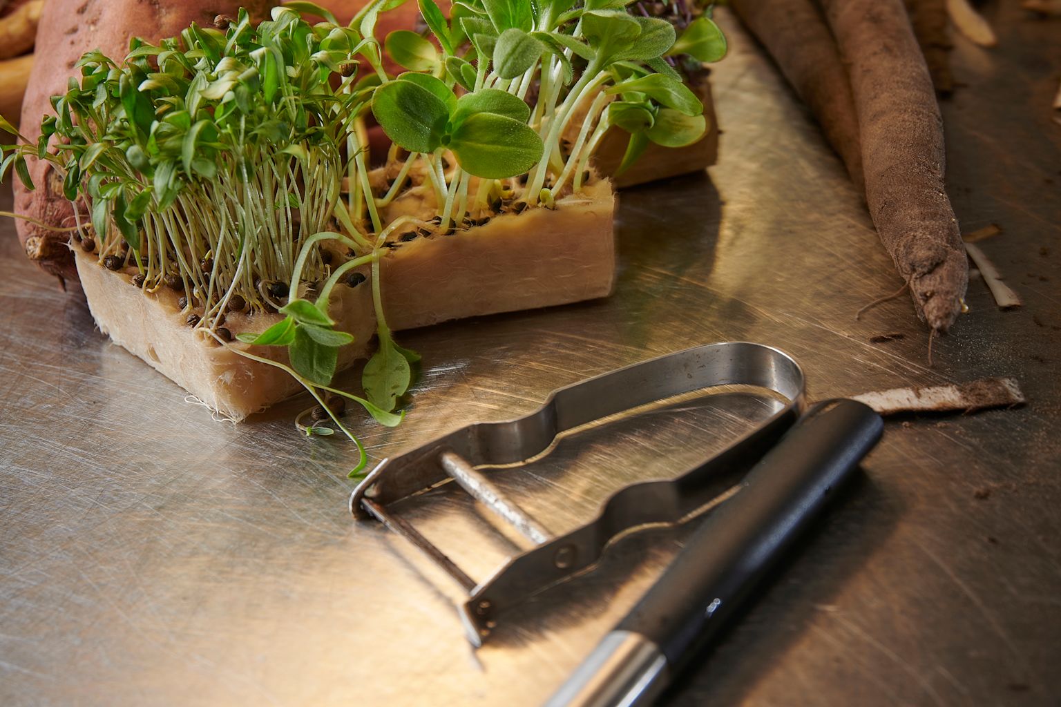 Alles selber machen ist ein Prinzip in De Ryckers Küche – auch das Rüsten. Wallis Schweiz