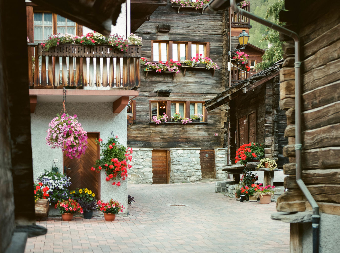 Évolène, dans le Val d'Hérens, est un véritable village de cartes postales où le Valais d'autrefois est encore très présent, Valais, Suisse