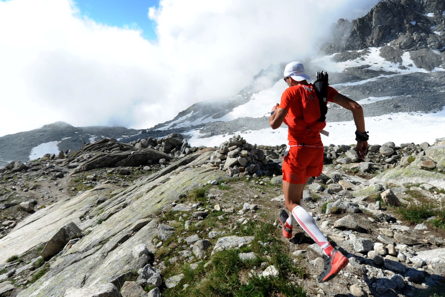 Jules-Henri Gabioud en train de courir dans une descente sur une montagne valaisanne. trail running Valais Wallis Schweiz Suisse