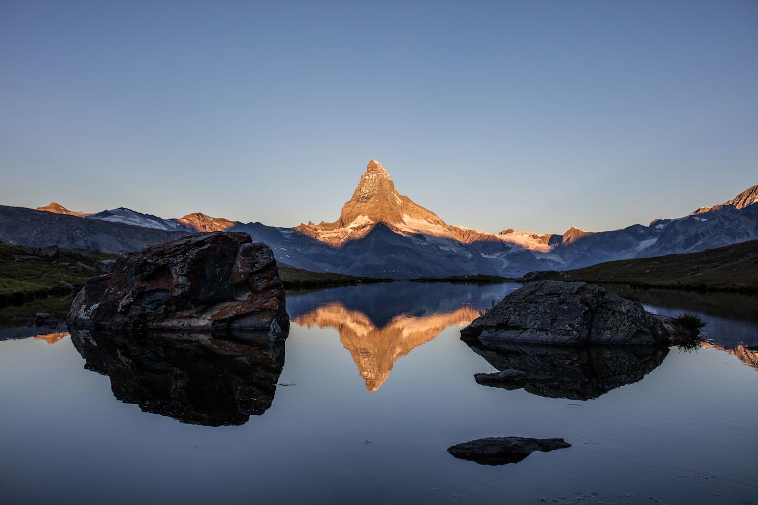 Stellisee in Zermatt mit Blick und Spiegelung des Matterhorns. Wallis, Schweiz.