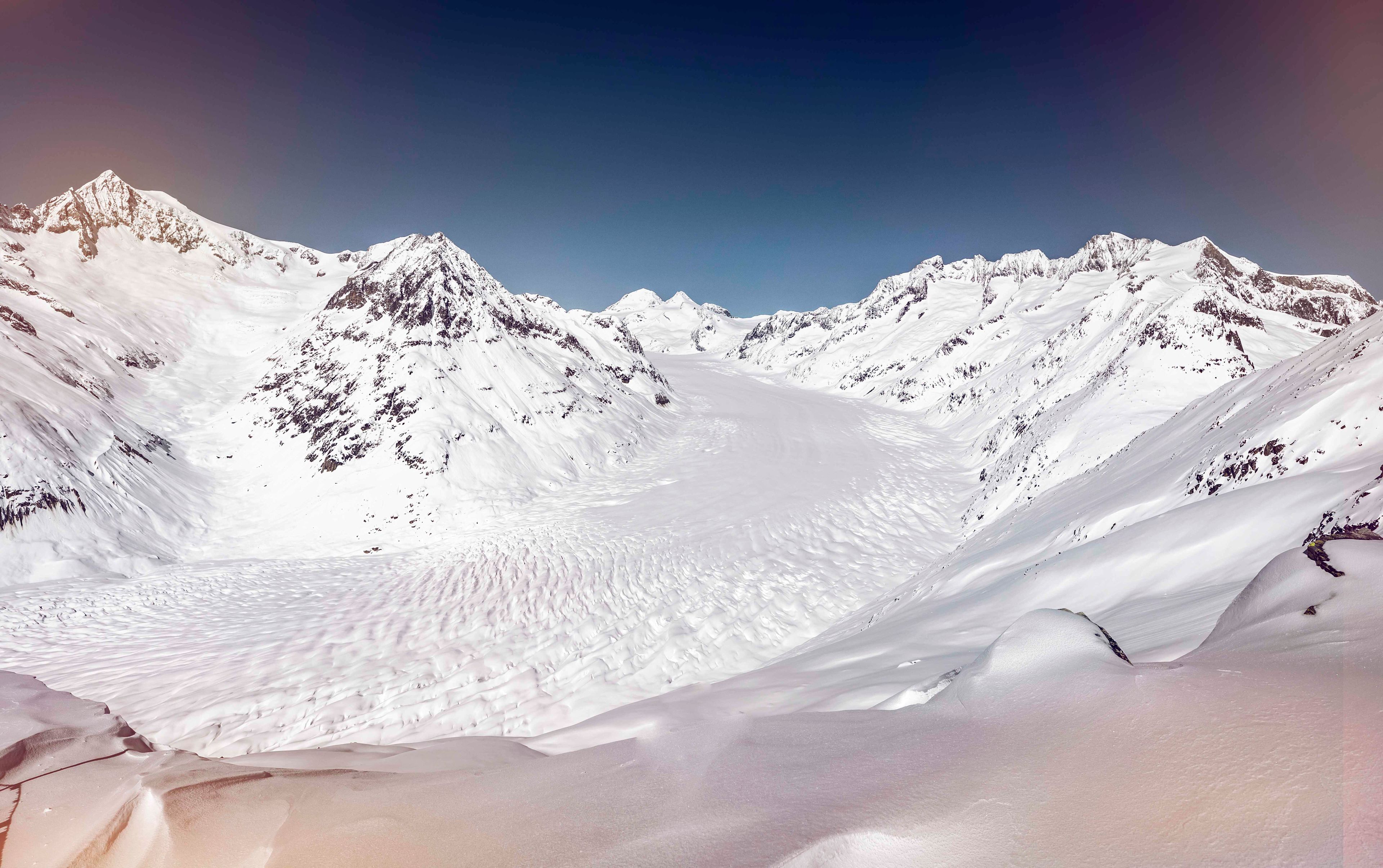 Photo panoramique du glacier d'Aletsch enneigé en hiver, Valais, Suisse