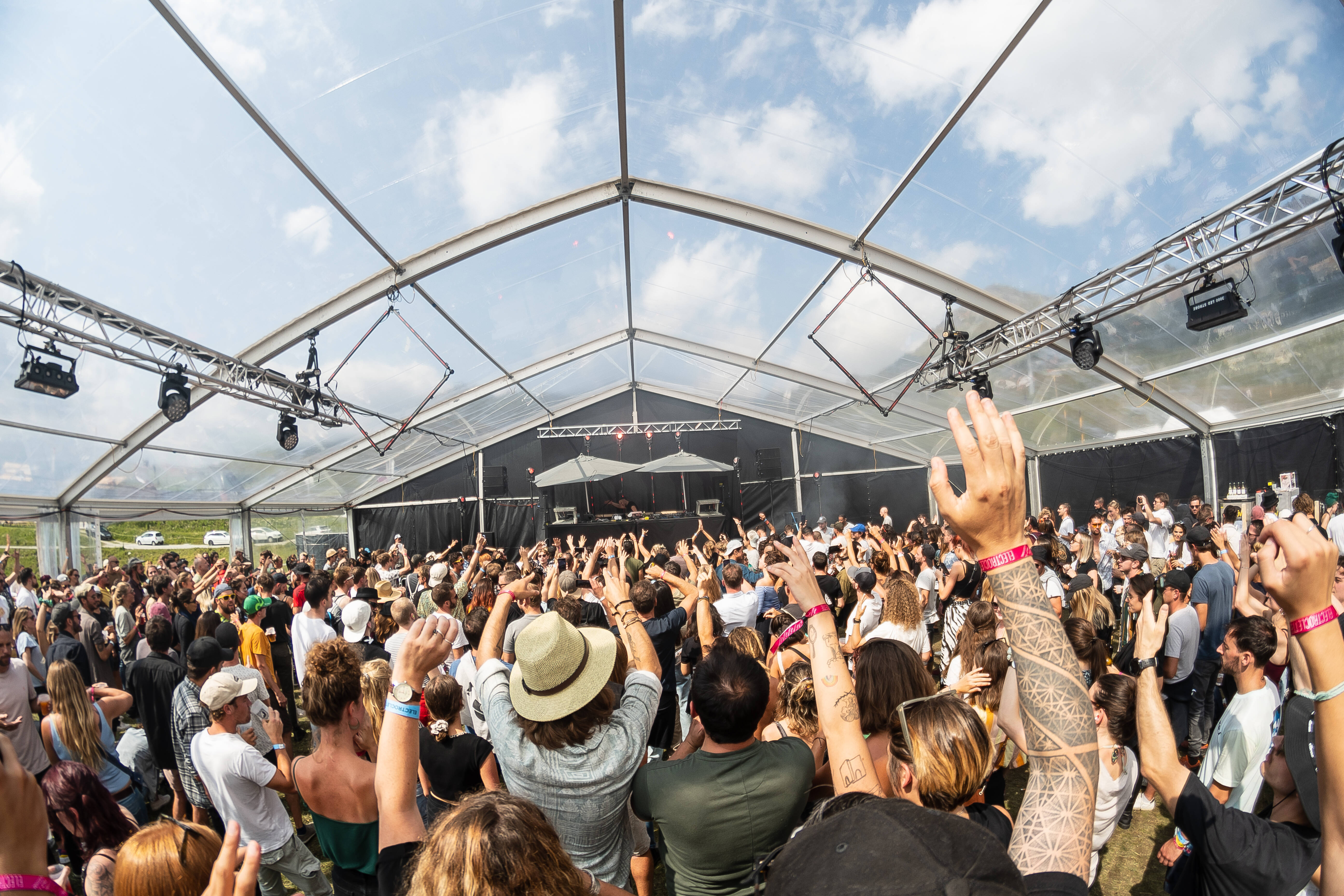 Eine Ansammlung von Menschen beim Palp-Festival, Wallis, Schweiz